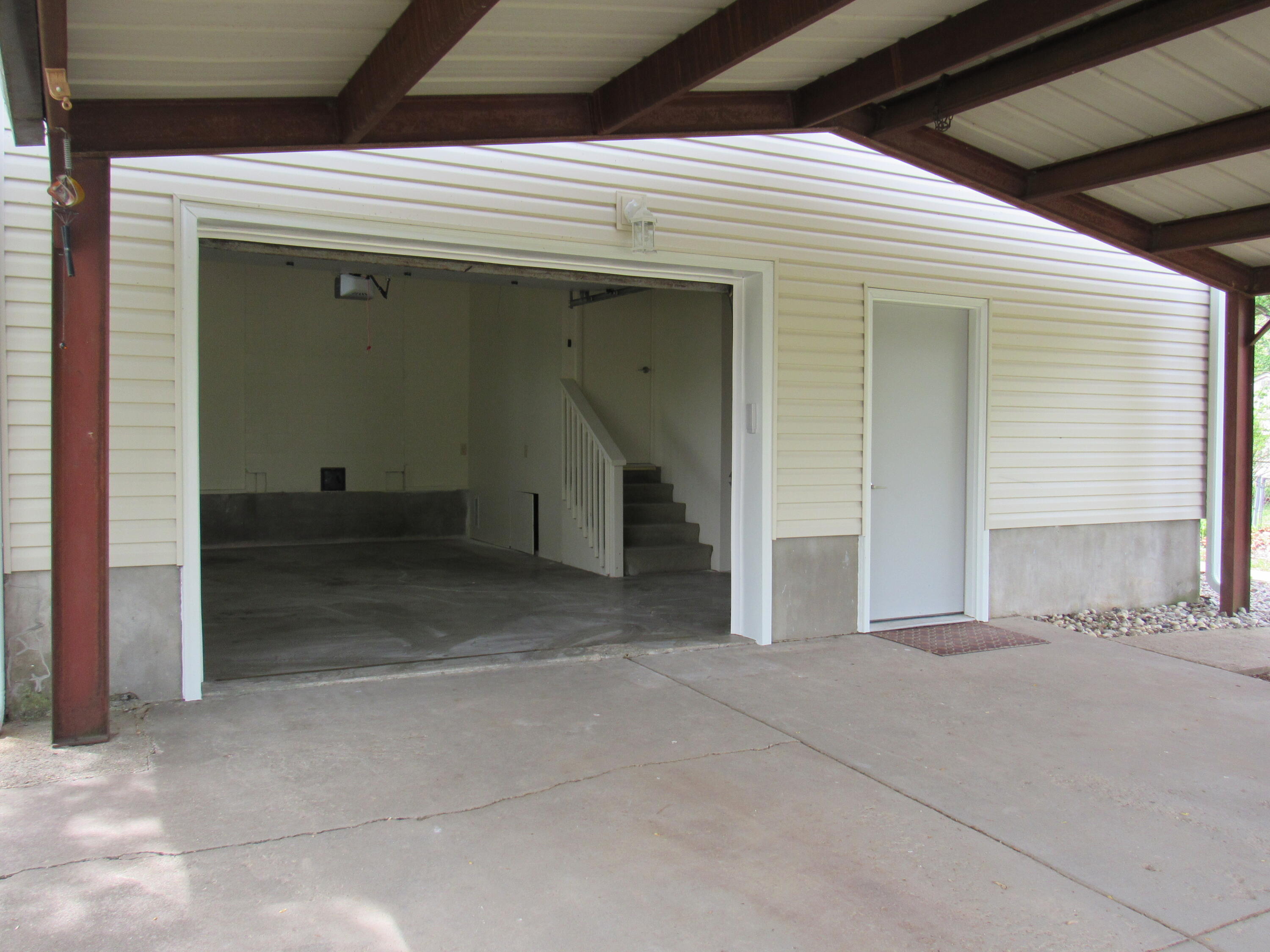 319 Ash Drive Property Photo 4
