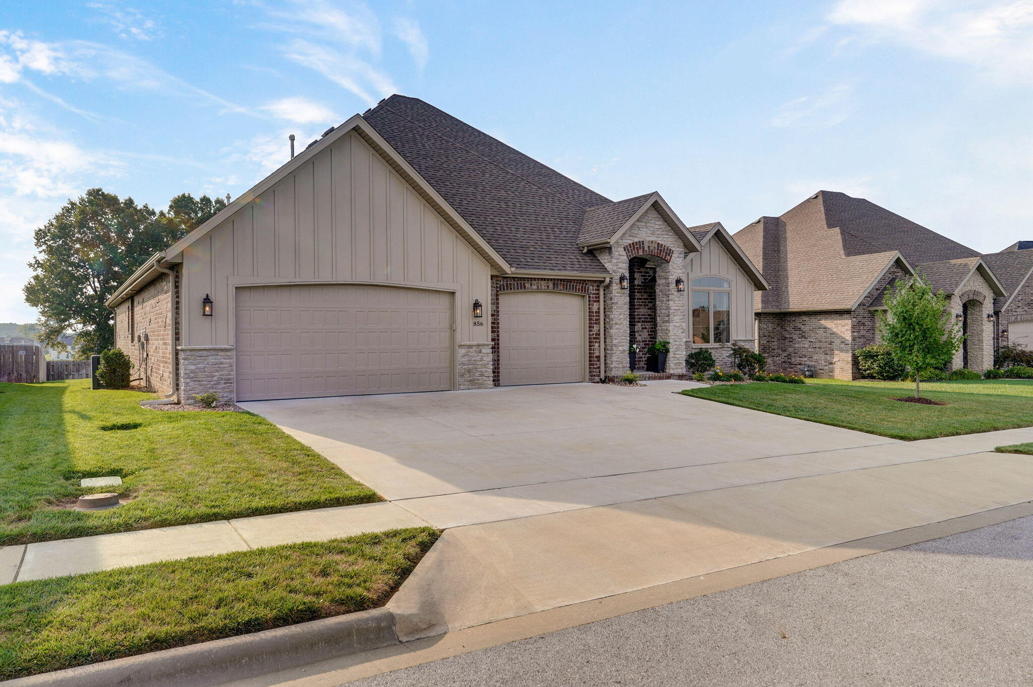 856 East Edenmore Circle Property Photo 3