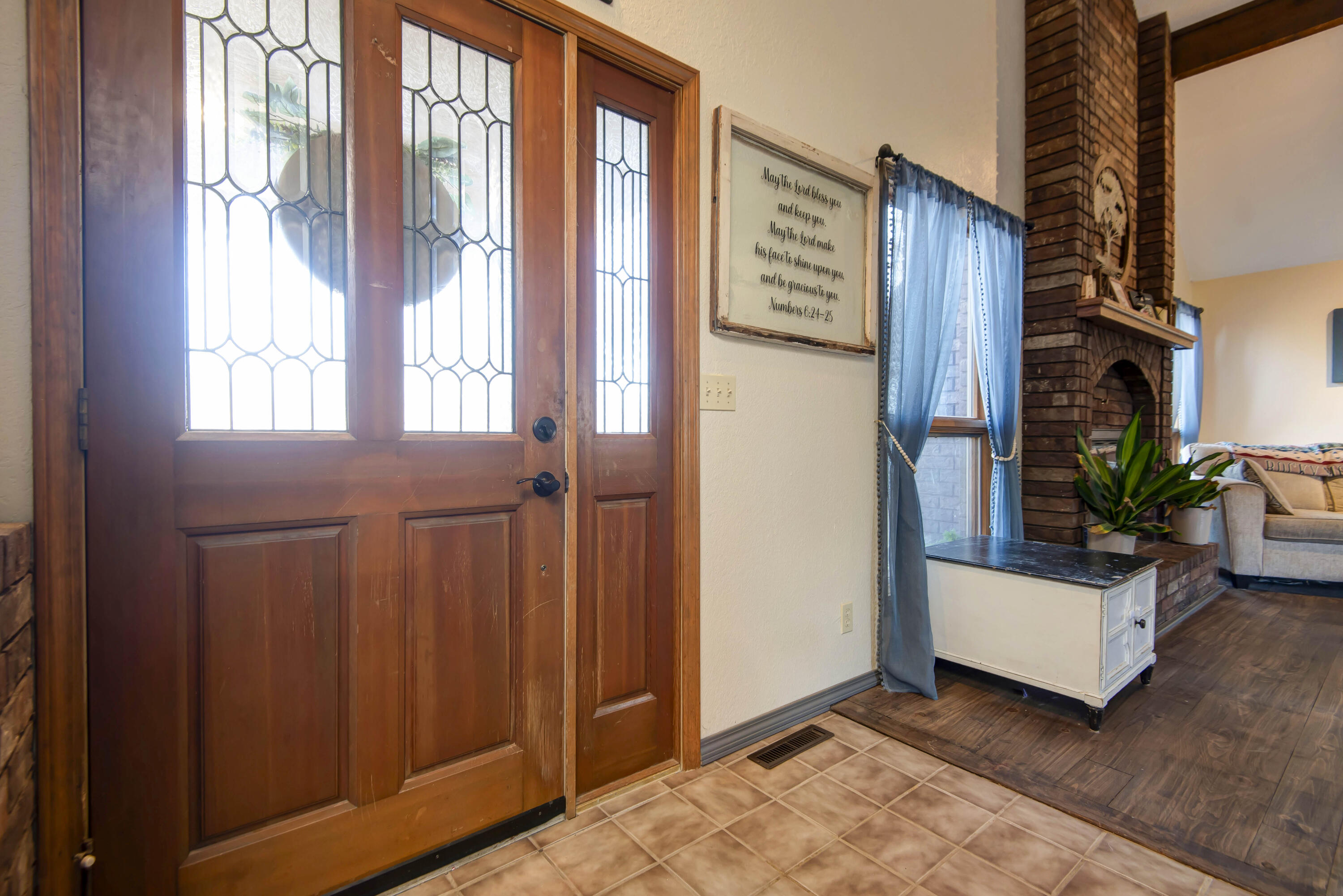 1224 W Burntwood Street Property Photo 6