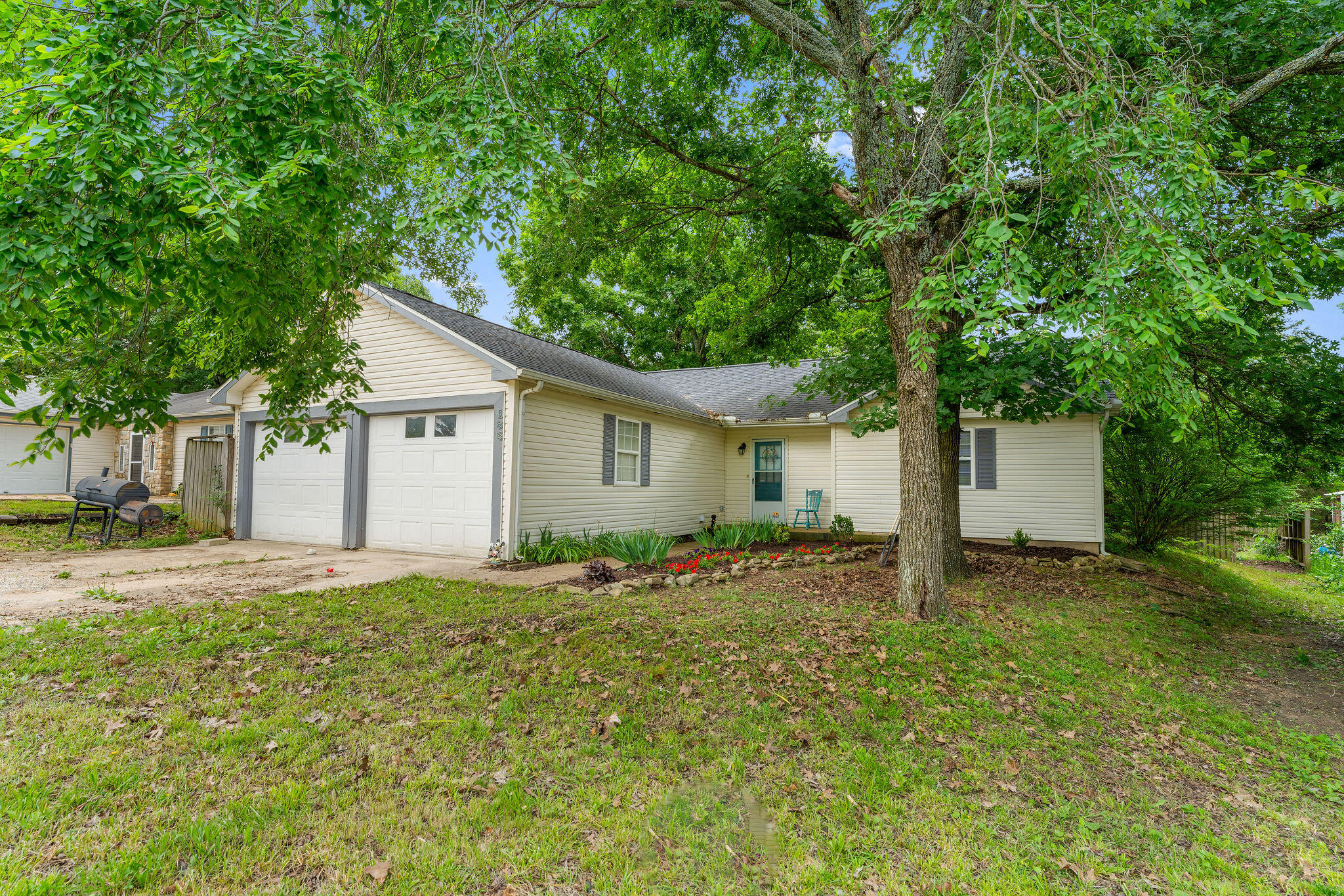 185 Eric Drive Property Photo 3