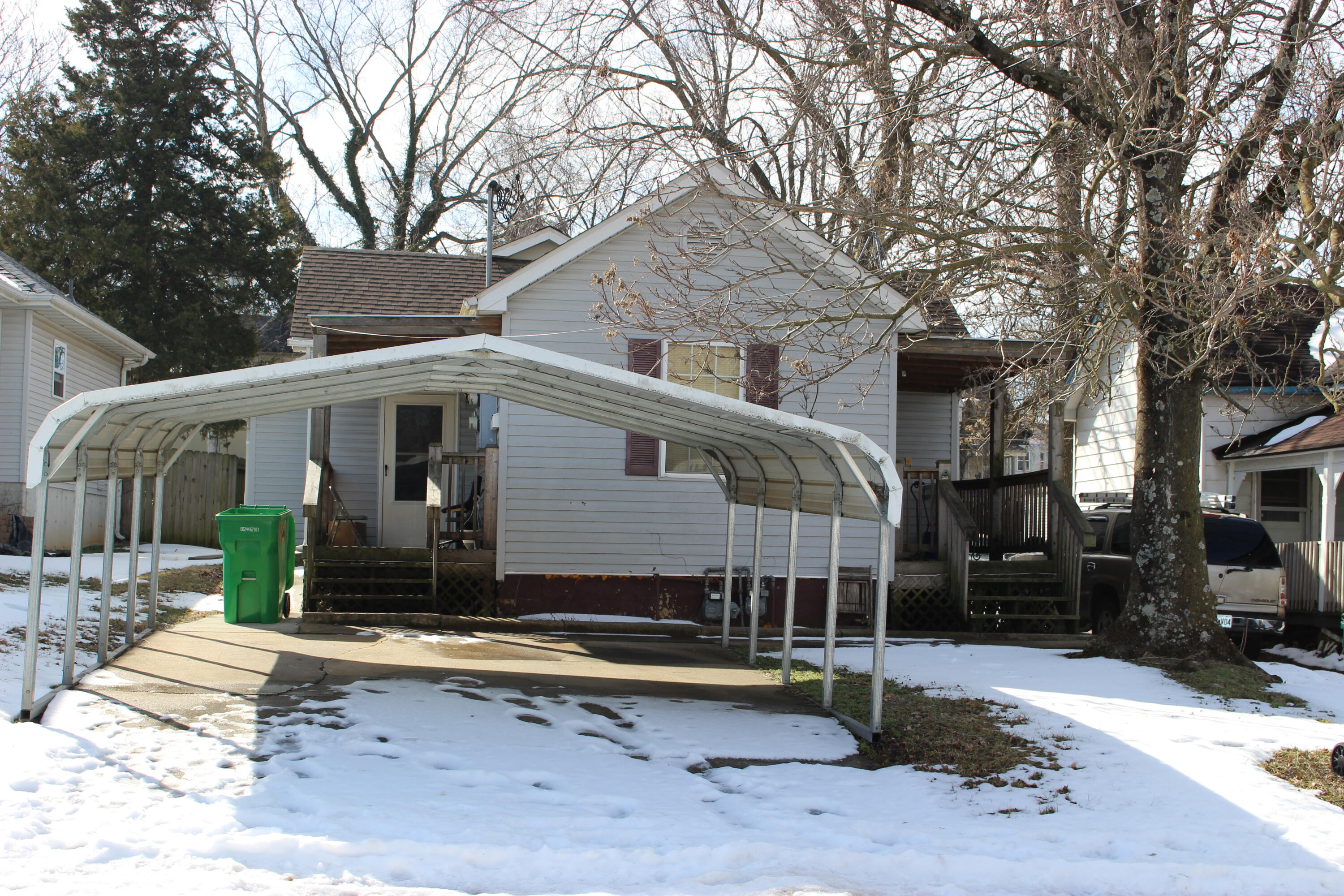 810 West College Street Property Photo 1