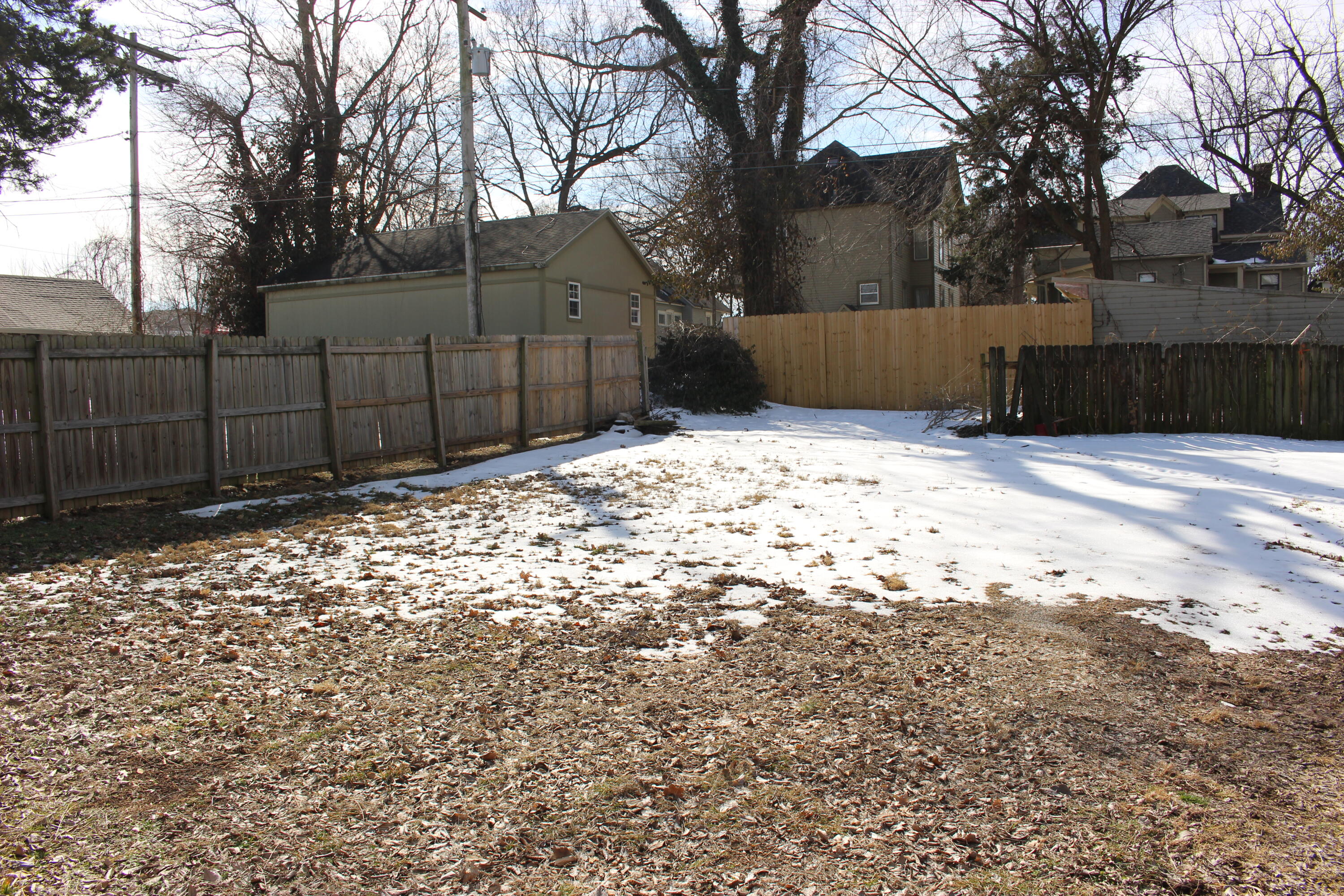 810 West College Street Property Photo 12