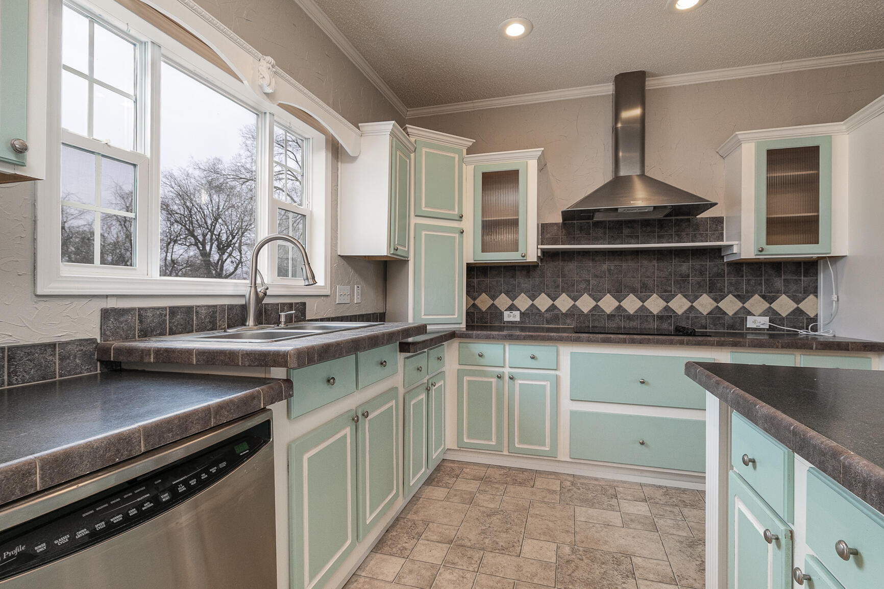 604 West Cave Street Property Photo 15