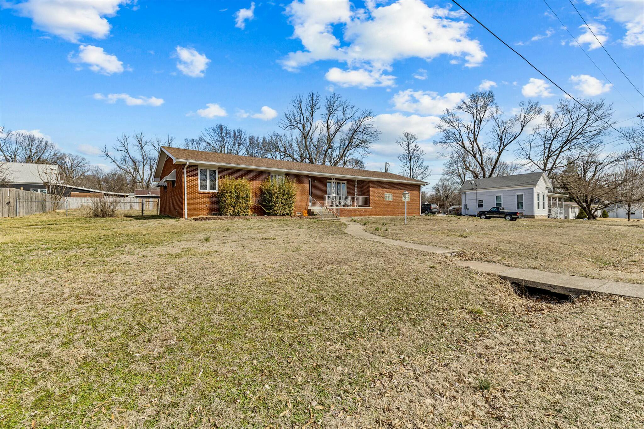 106 West College Street Property Photo 2