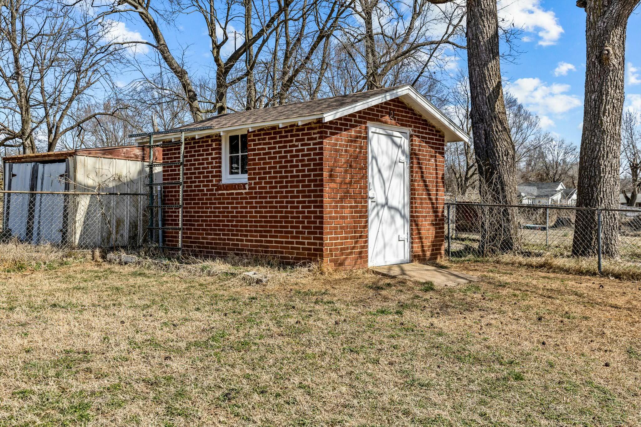 106 West College Street Property Photo 22