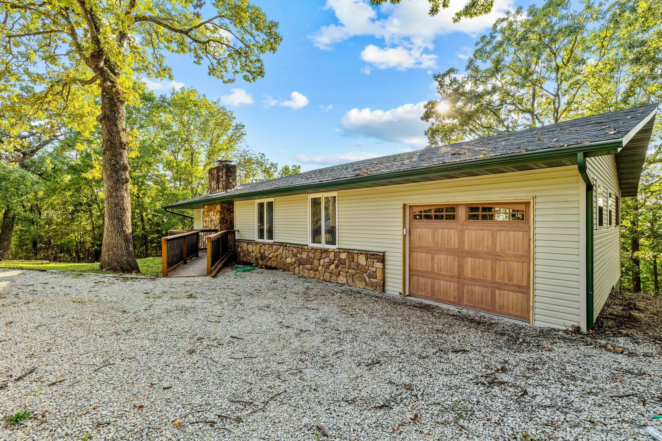 2735 Talking Rocks Road Property Photo 2