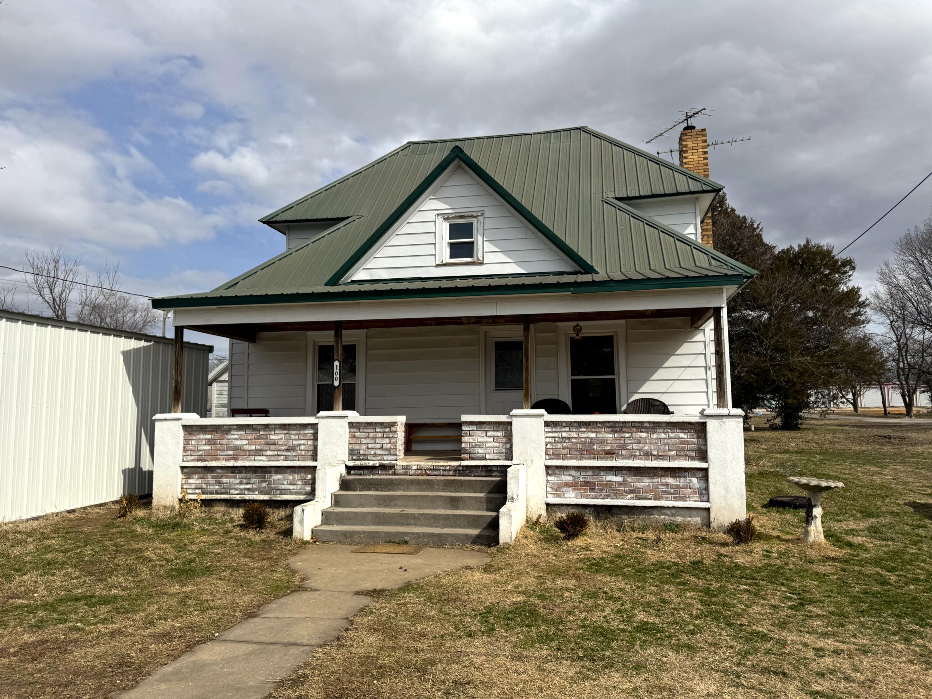 100 North Linebarger Street Property Photo 1