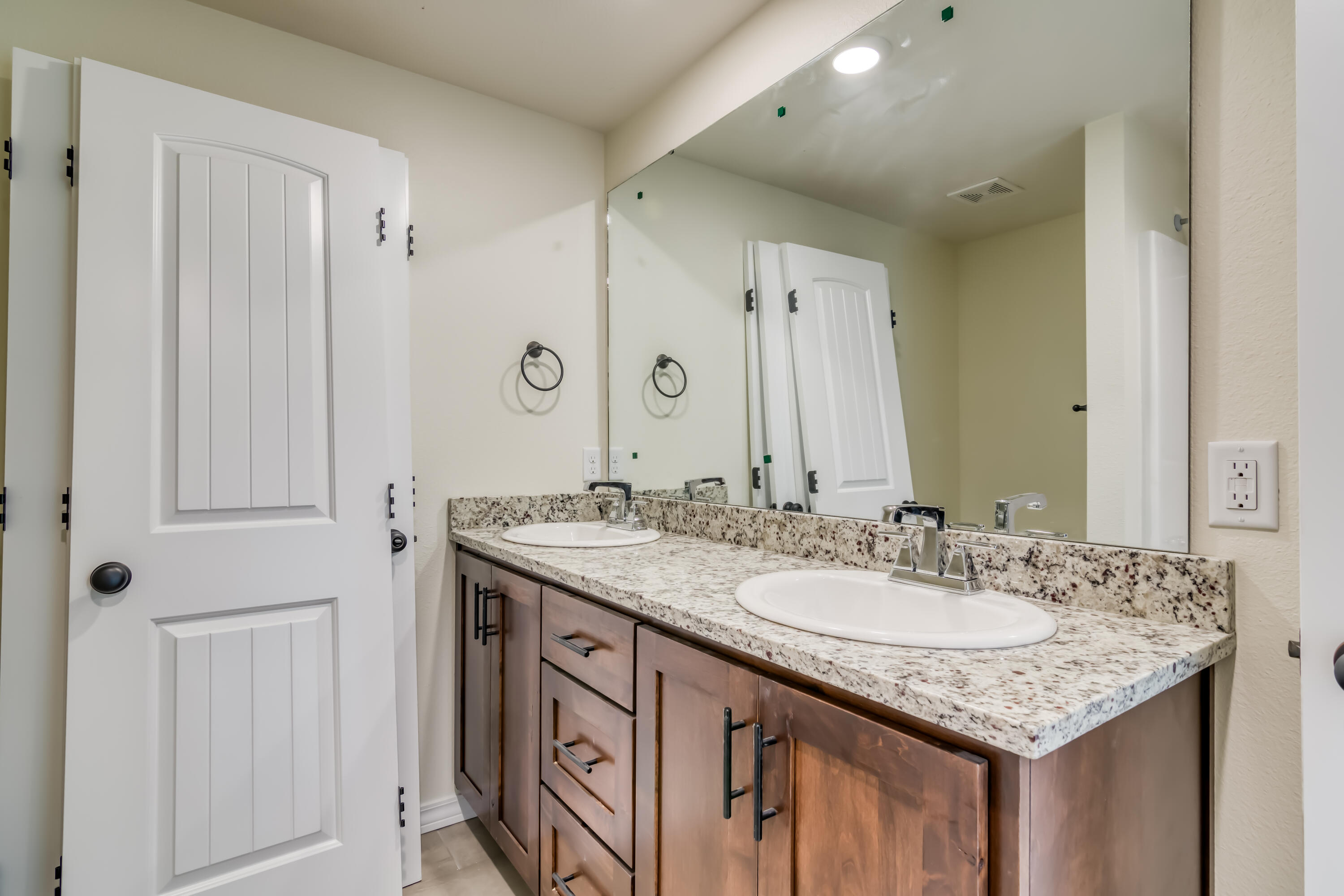 605 West Arbor Glenn Drive Property Photo 22