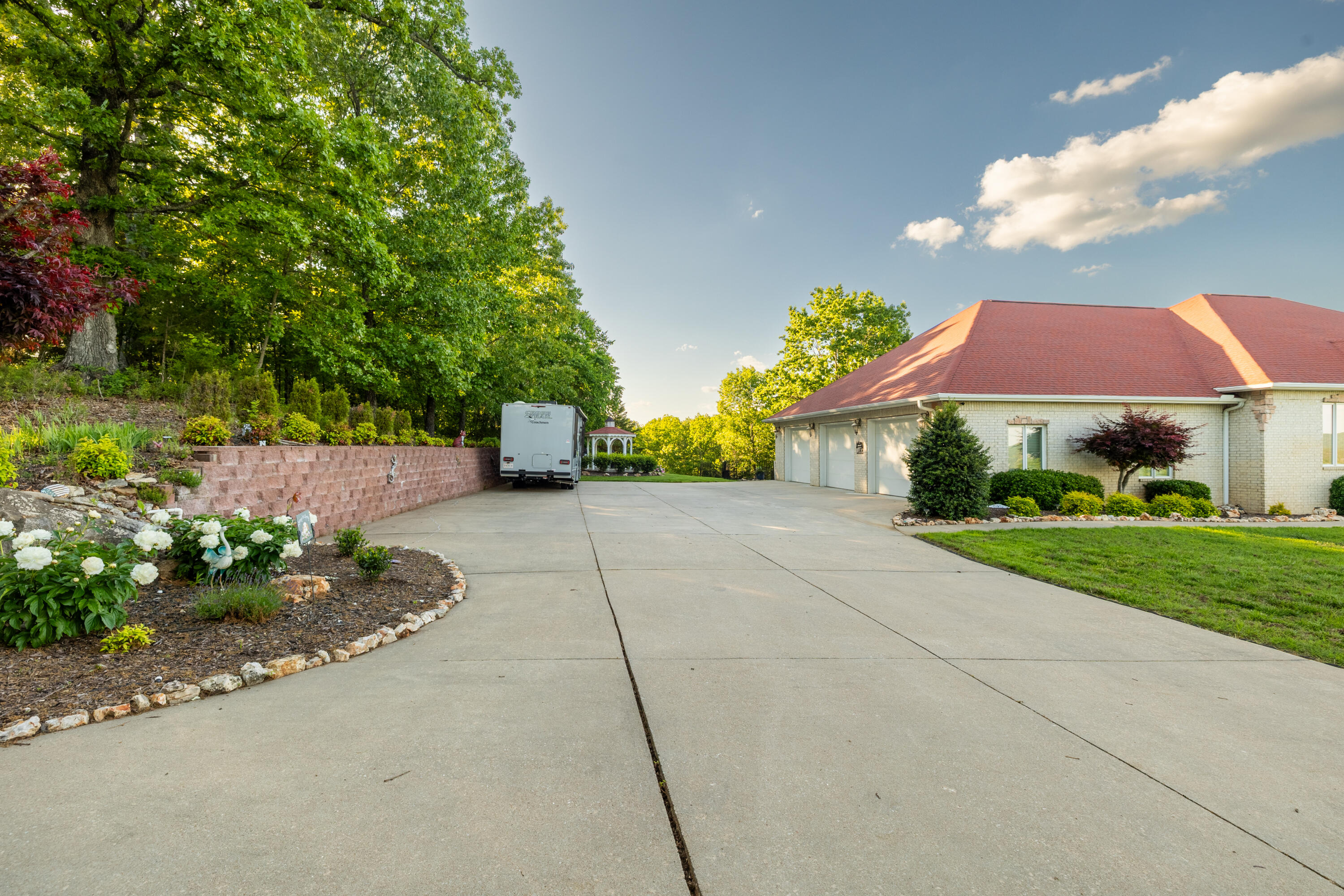 39 Whispering Hill Drive Property Photo 3