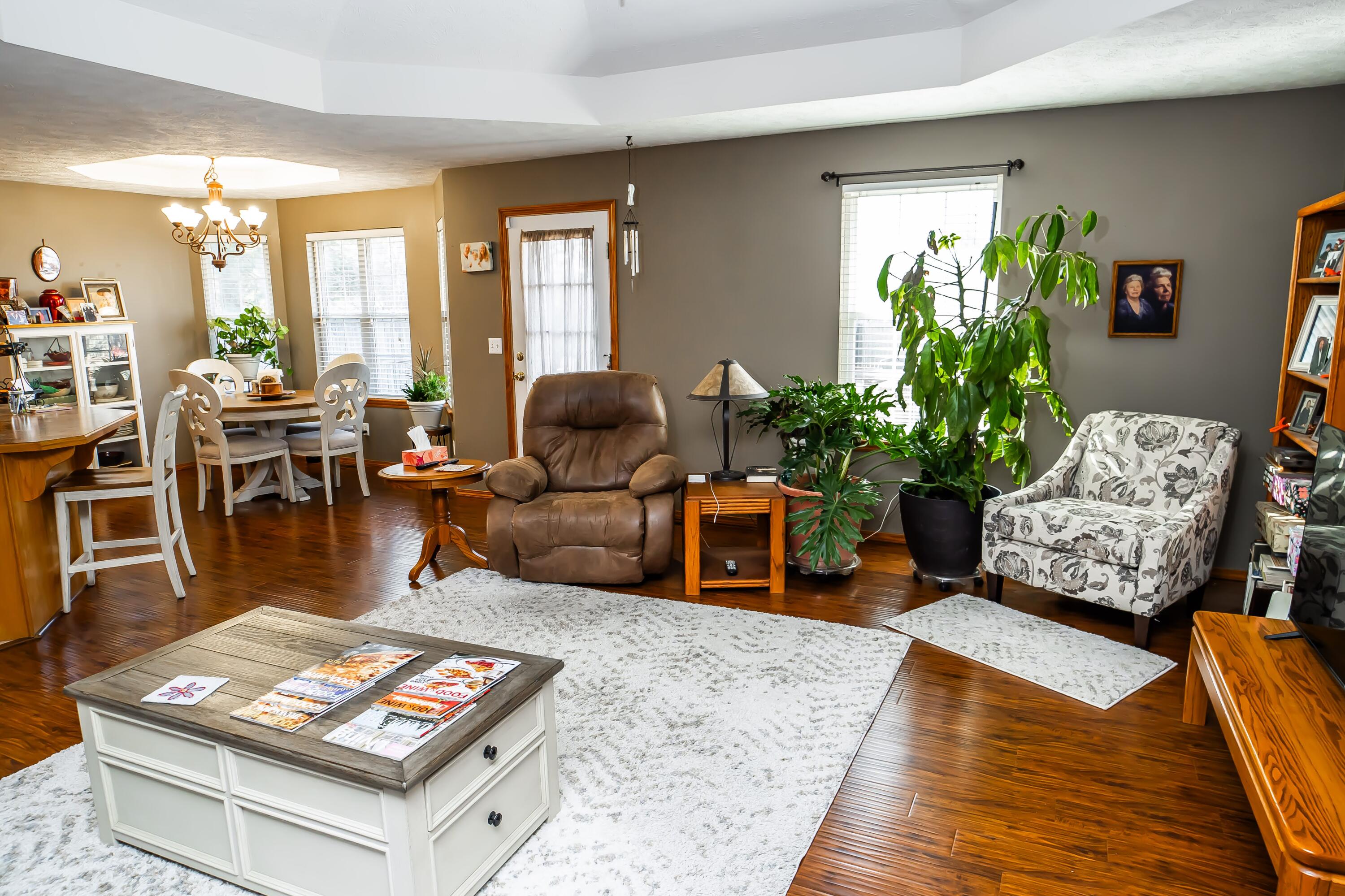 1110 West Thorngate Drive Property Photo 3