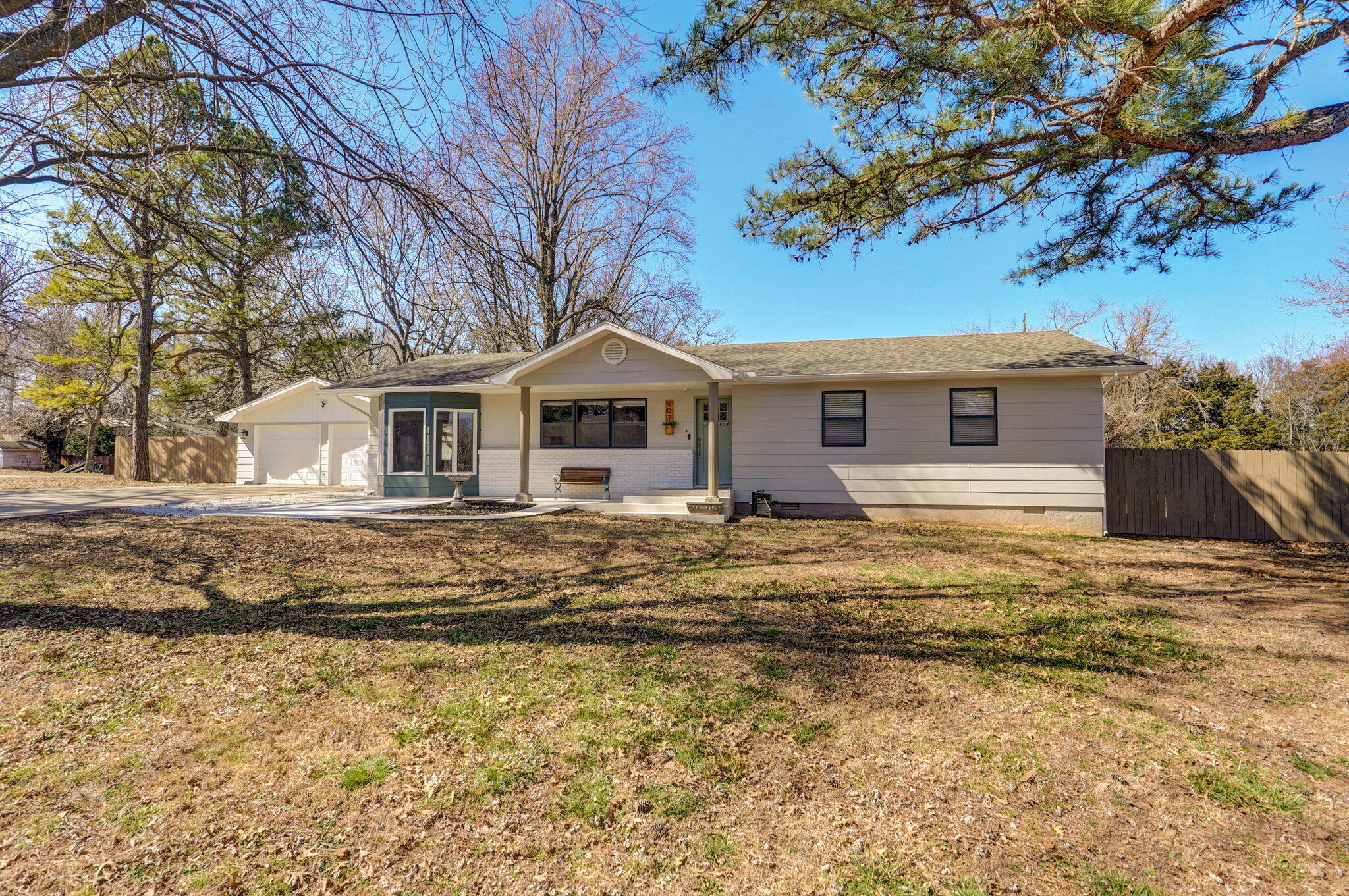 907 West Crestwood Drive Property Photo