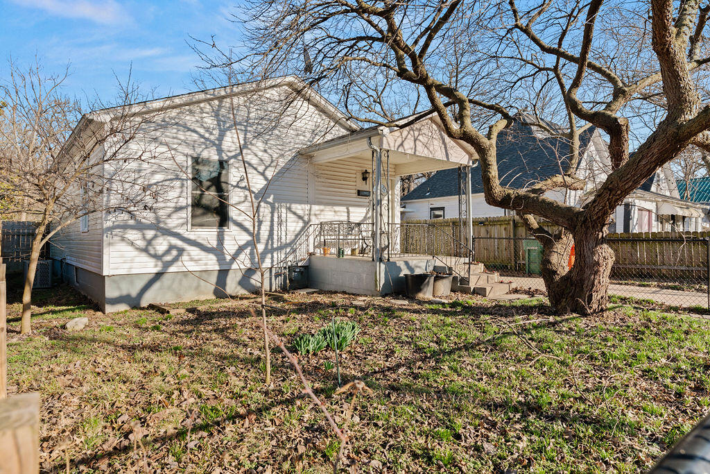 2212 North Kellett Avenue Property Photo 1