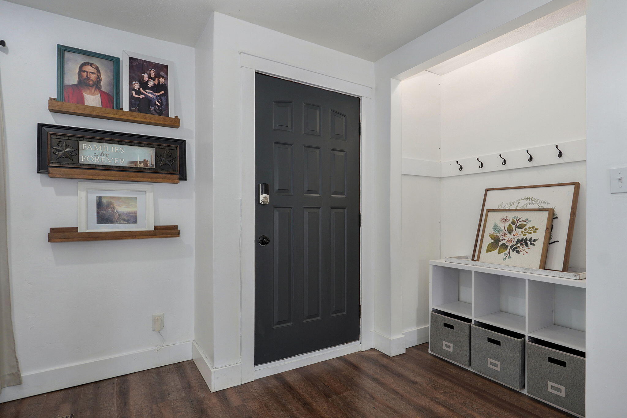 1025 North Market Avenue Property Photo 9
