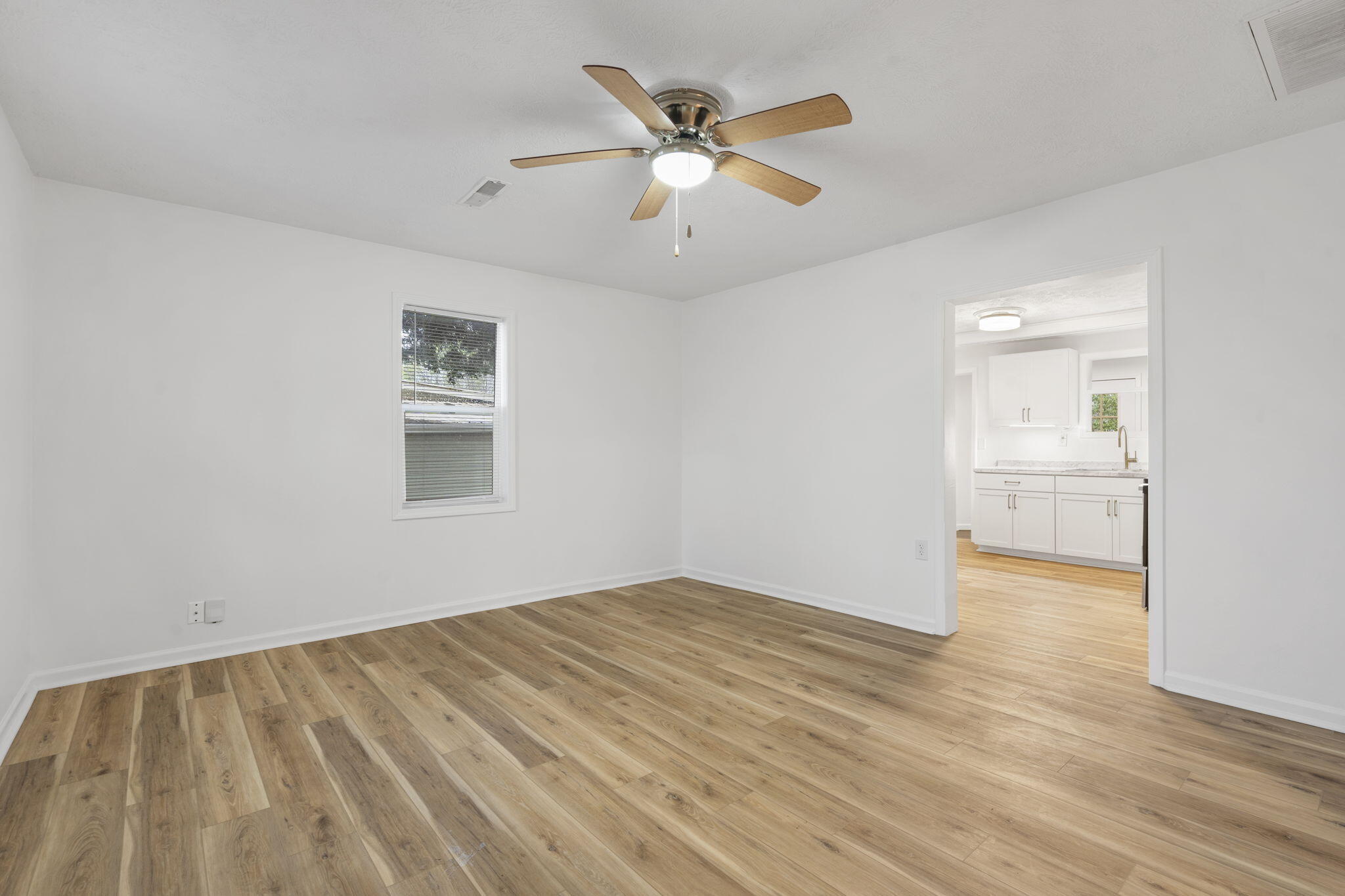 1953 West Thoman Street Property Photo 6
