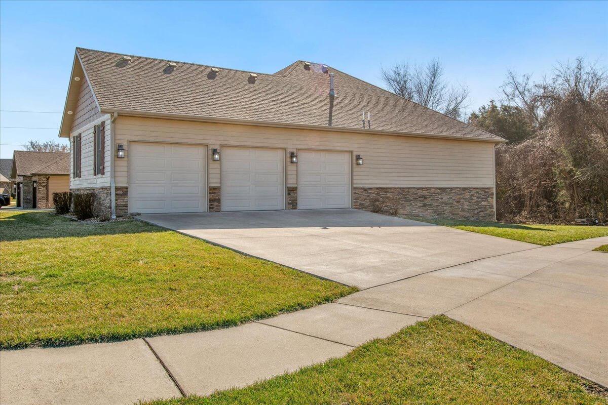 284 East Thistlewood Drive Property Photo 5