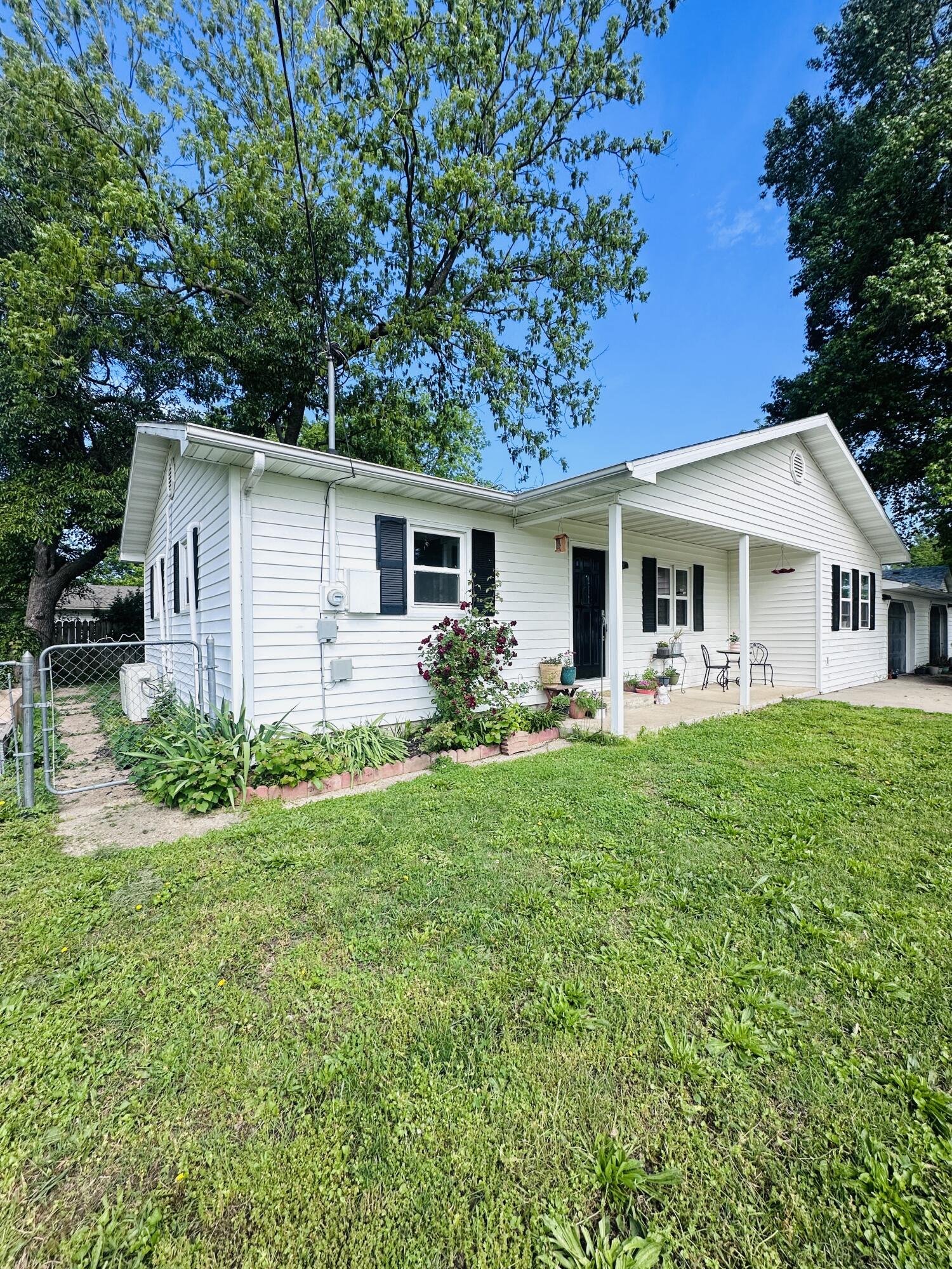 211 North Rechow Property Photo 3