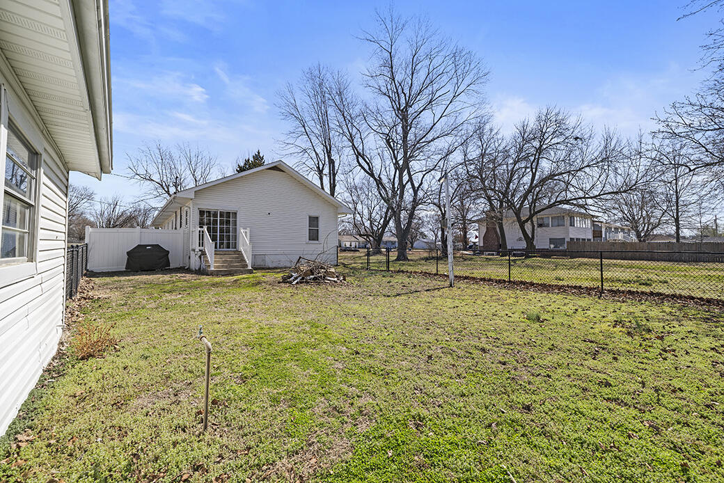 2404 Mina Avenue Property Photo 8