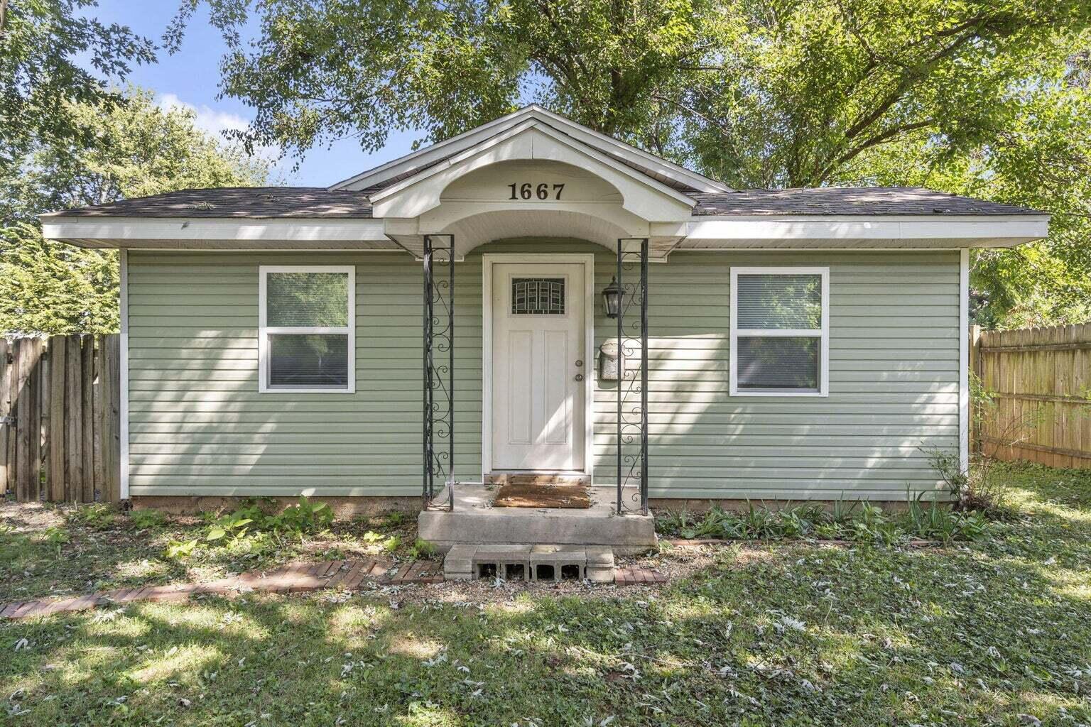 1667 East Commercial Street Property Photo