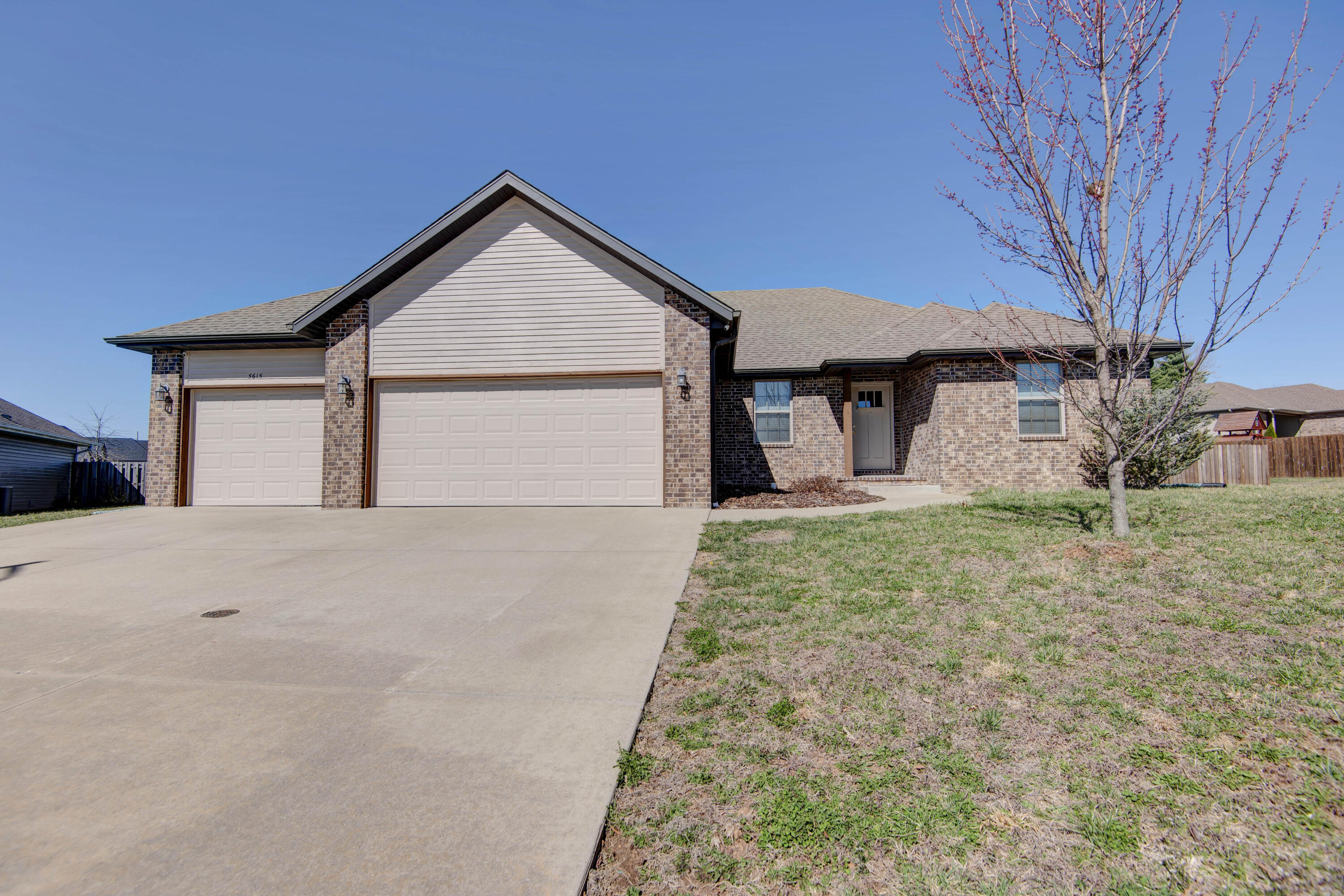5615 East Gatehouse Drive Property Photo 2