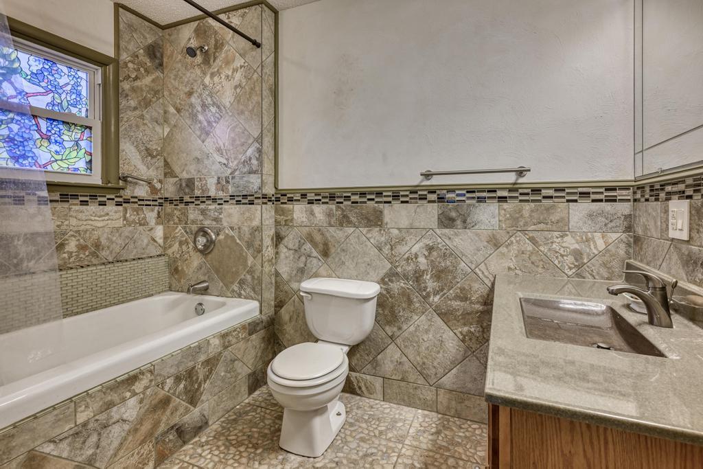710 Chippewa Street Property Photo 25