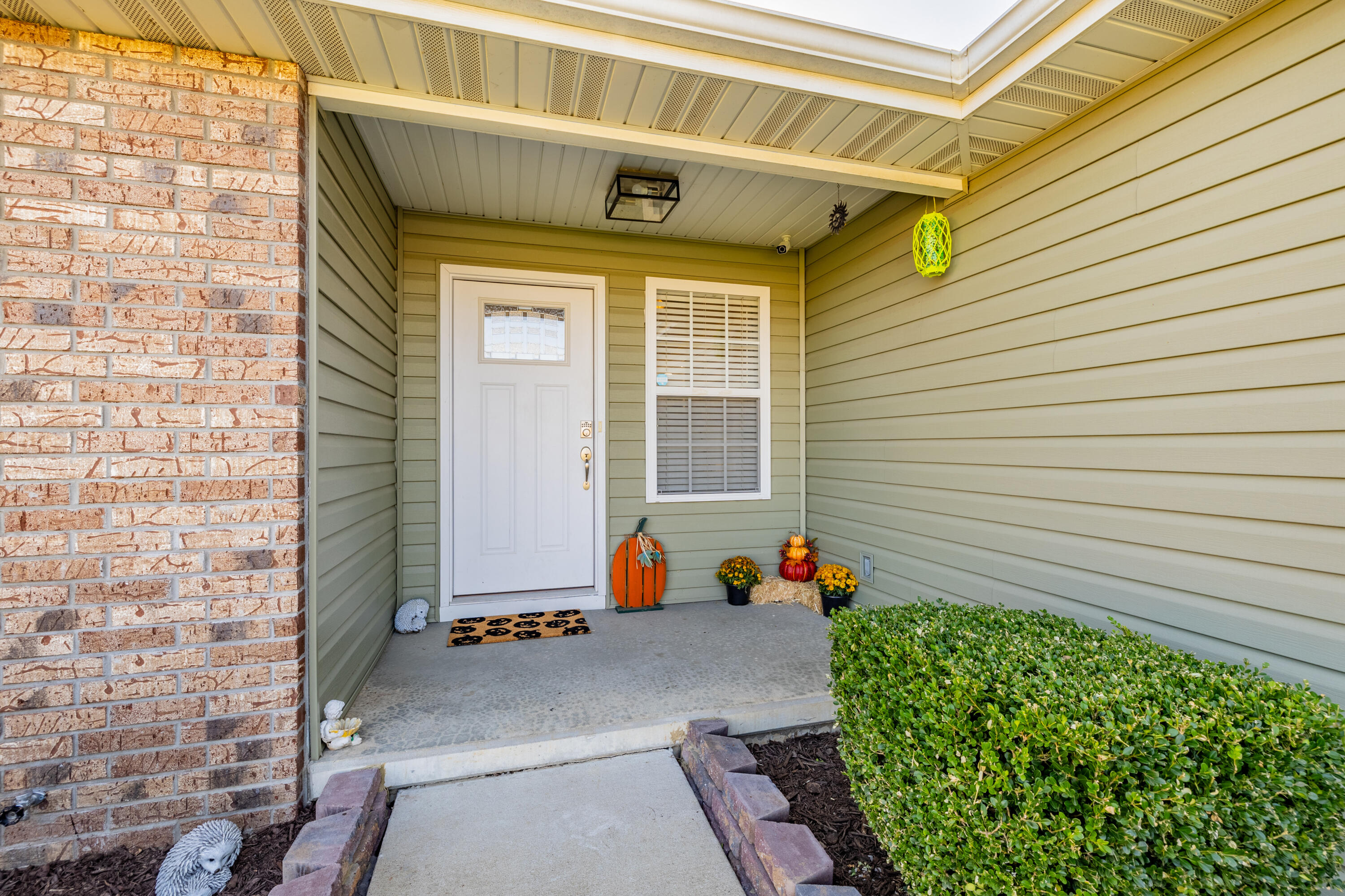 660 Woodlawn Street Property Photo 3