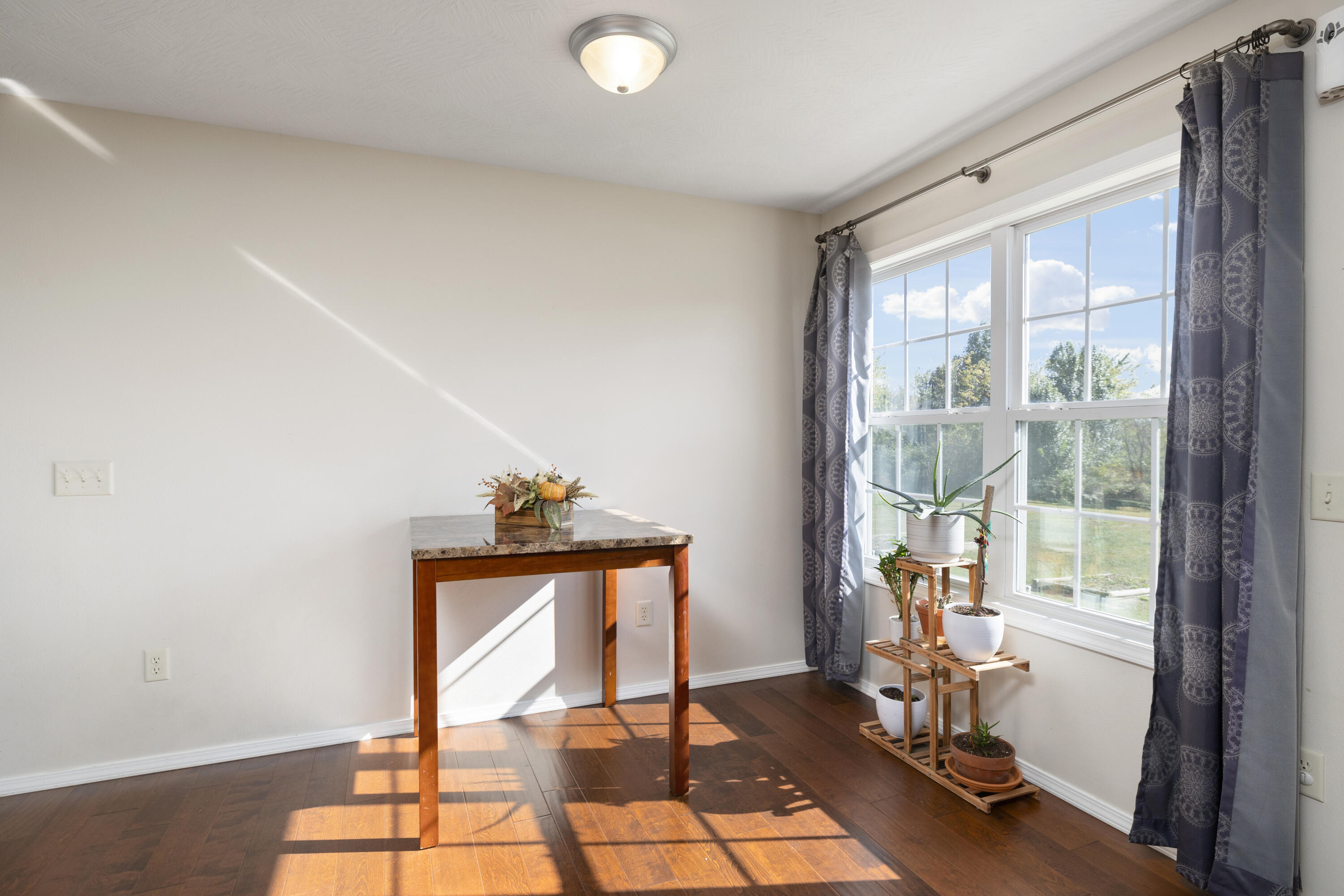 660 Woodlawn Street Property Photo 11