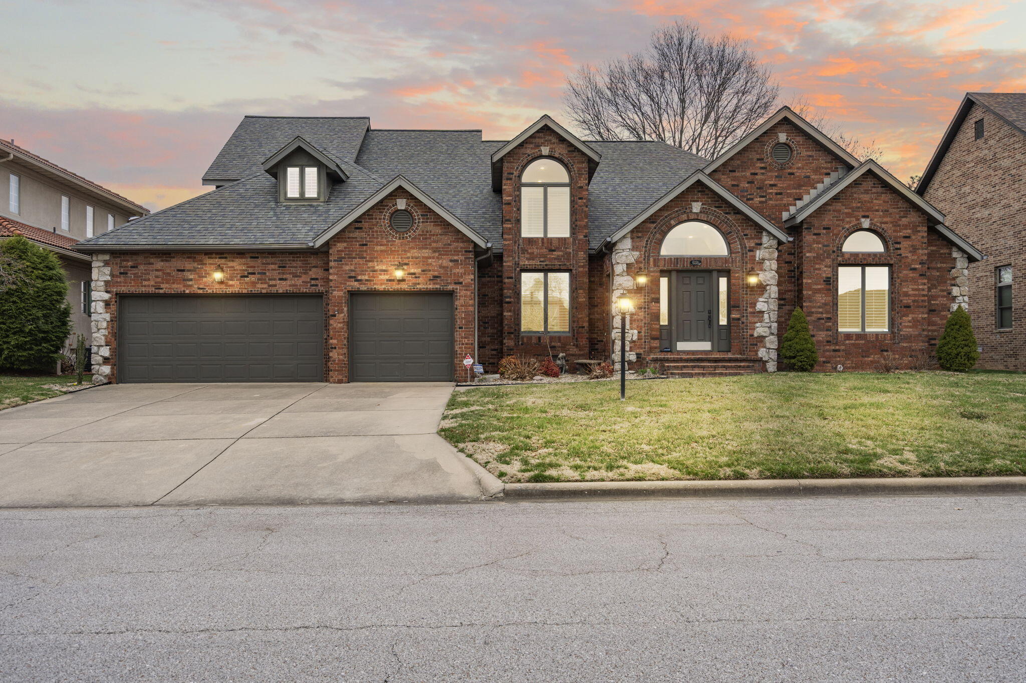 4228 Greenbriar Drive Property Photo 2