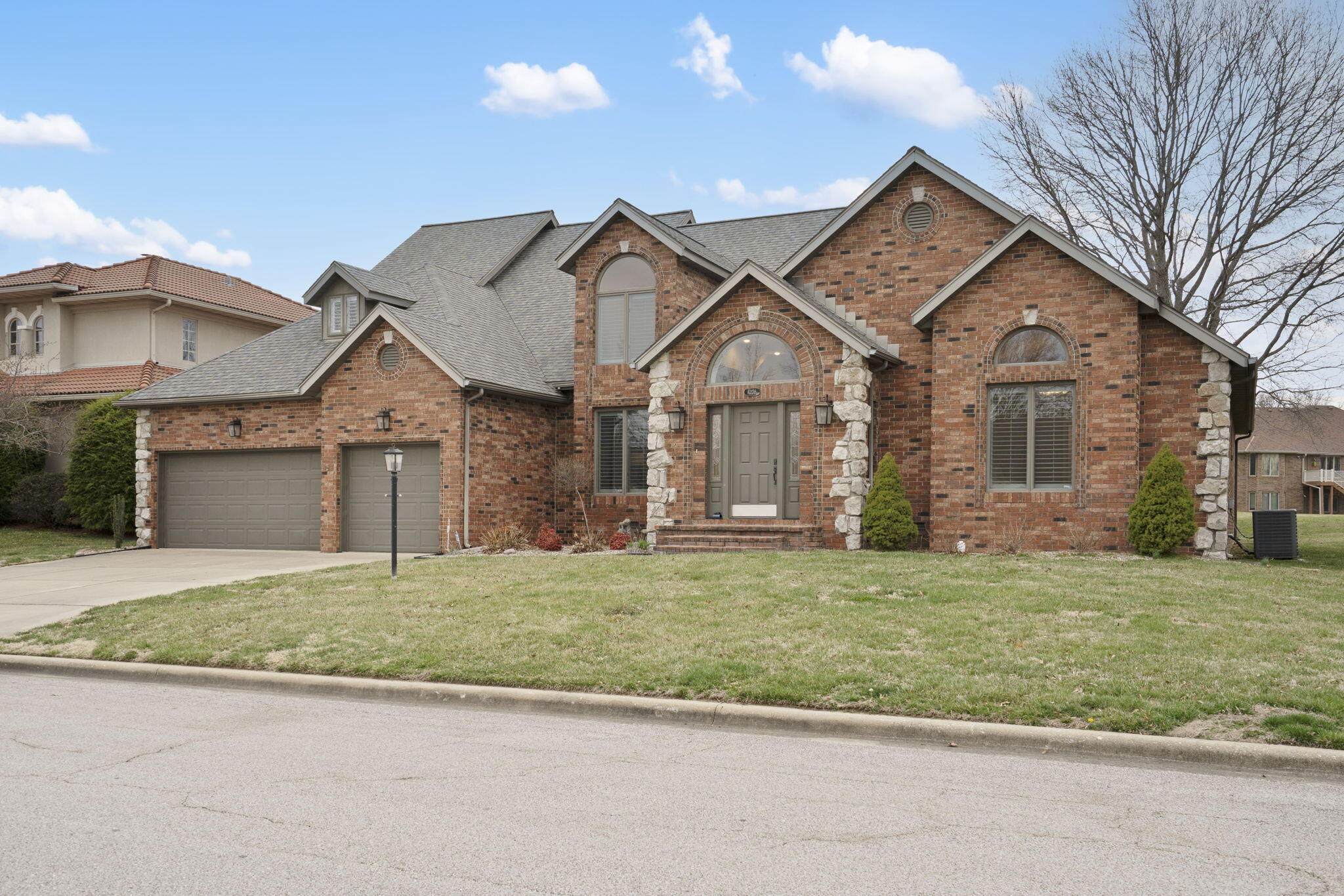 4228 Greenbriar Drive Property Photo 3