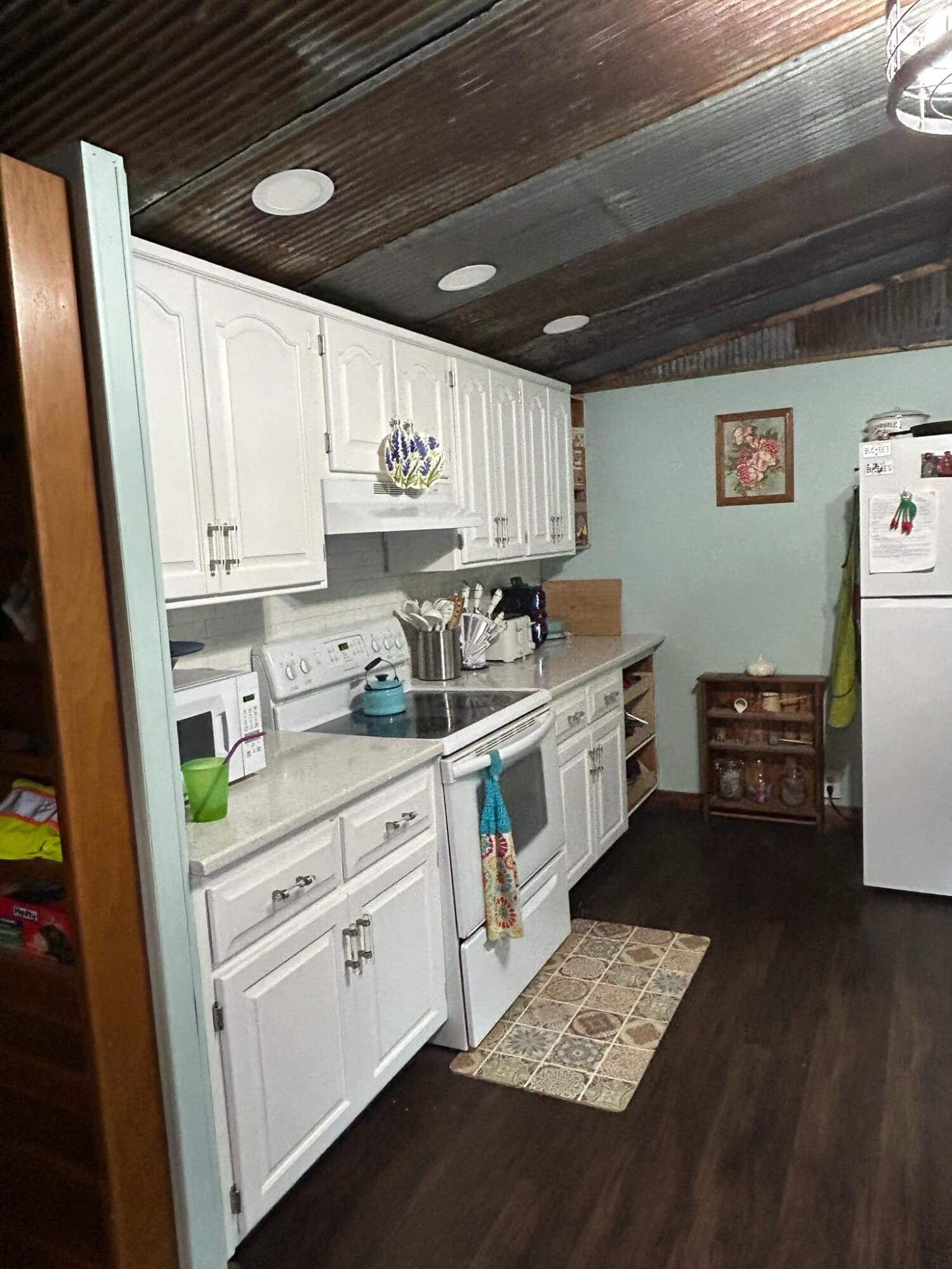 20494 Avery Road Property Photo 10