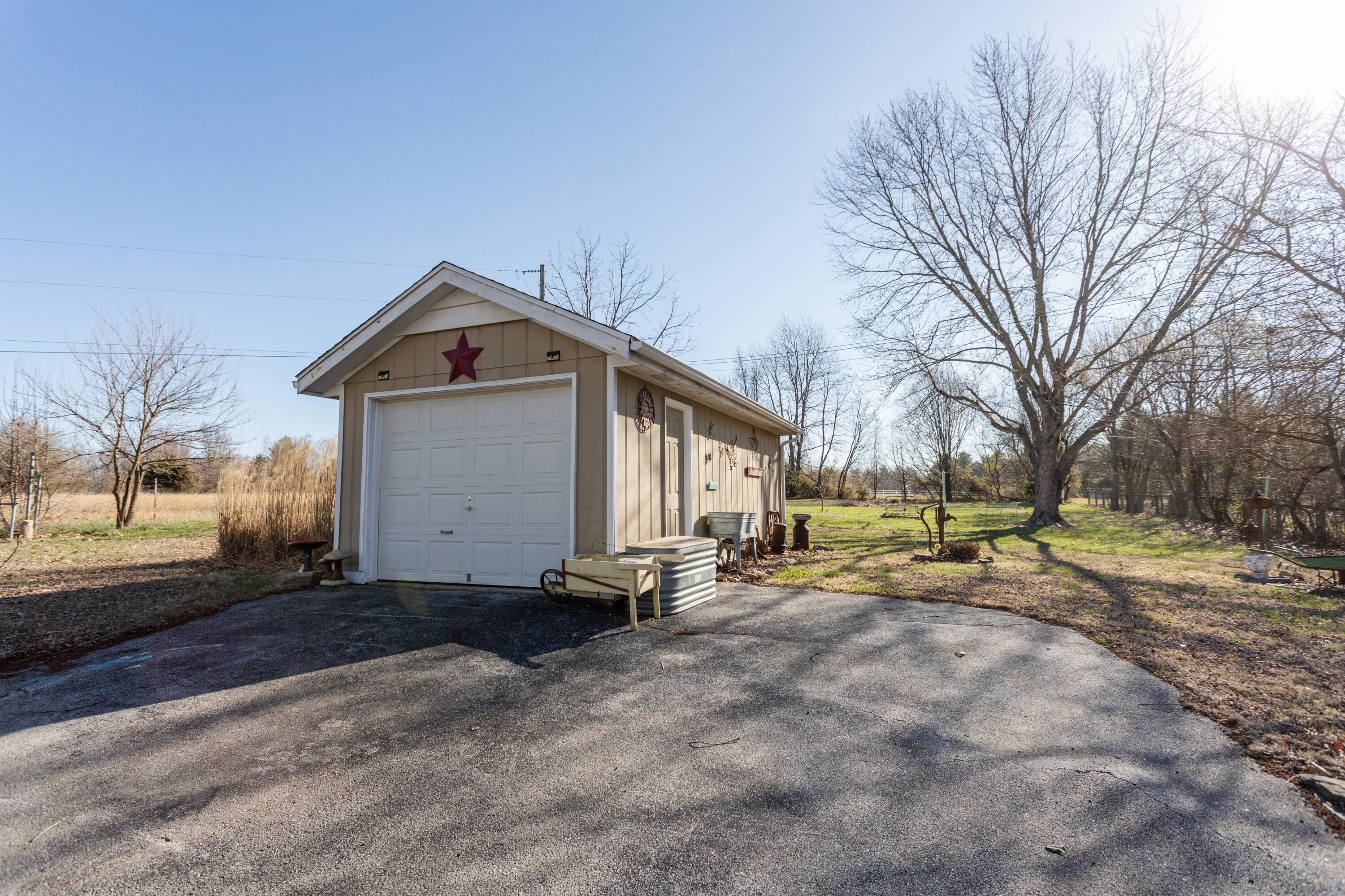 2146 North Haseltine Road Property Photo 5