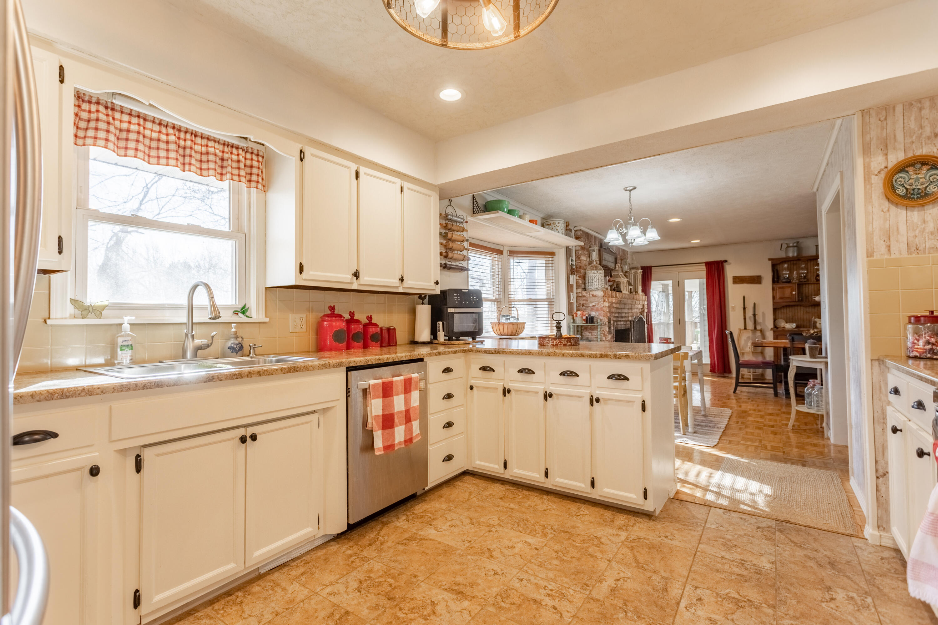2146 North Haseltine Road Property Photo 14