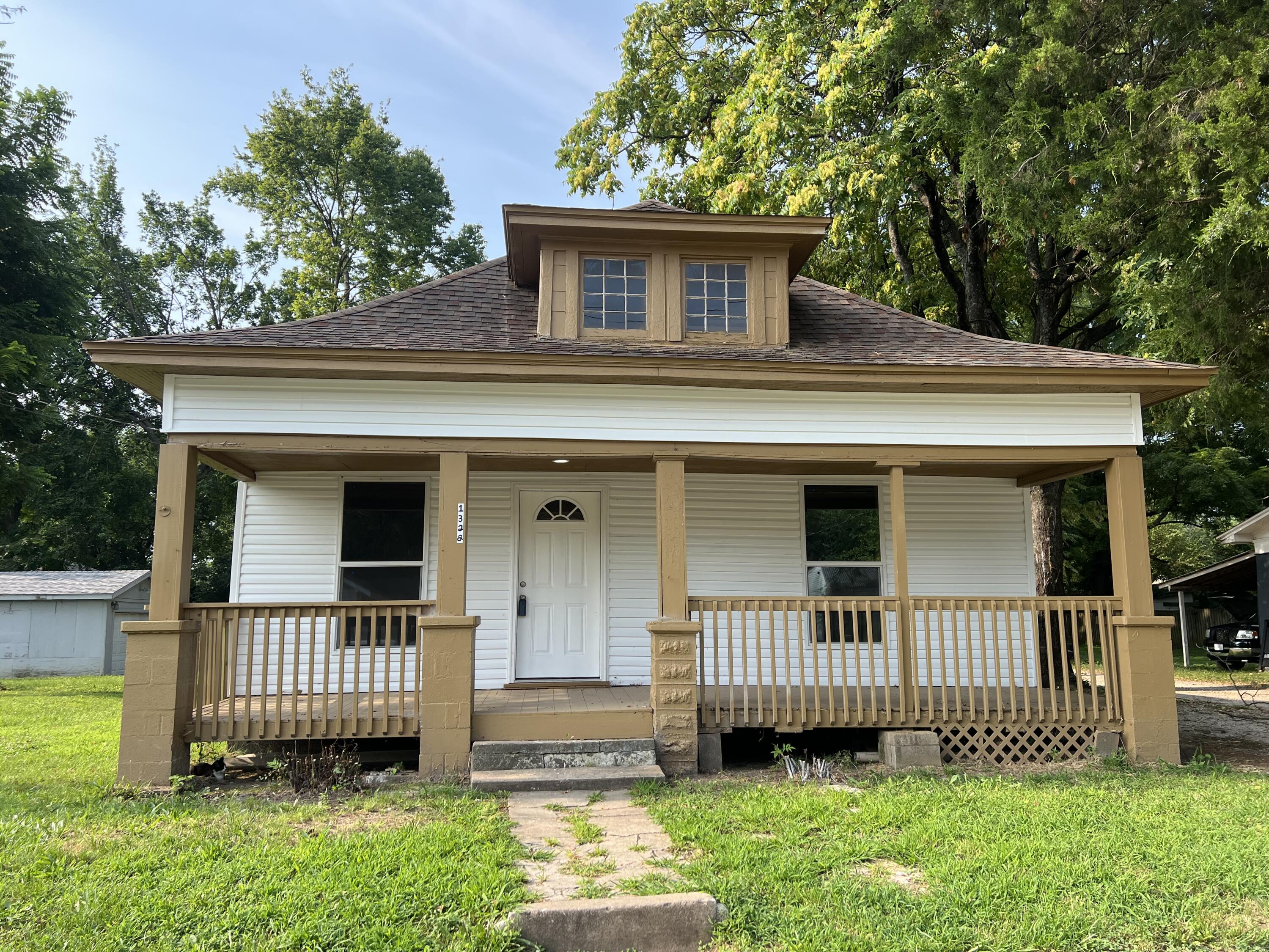 1322 East Central Street Property Photo