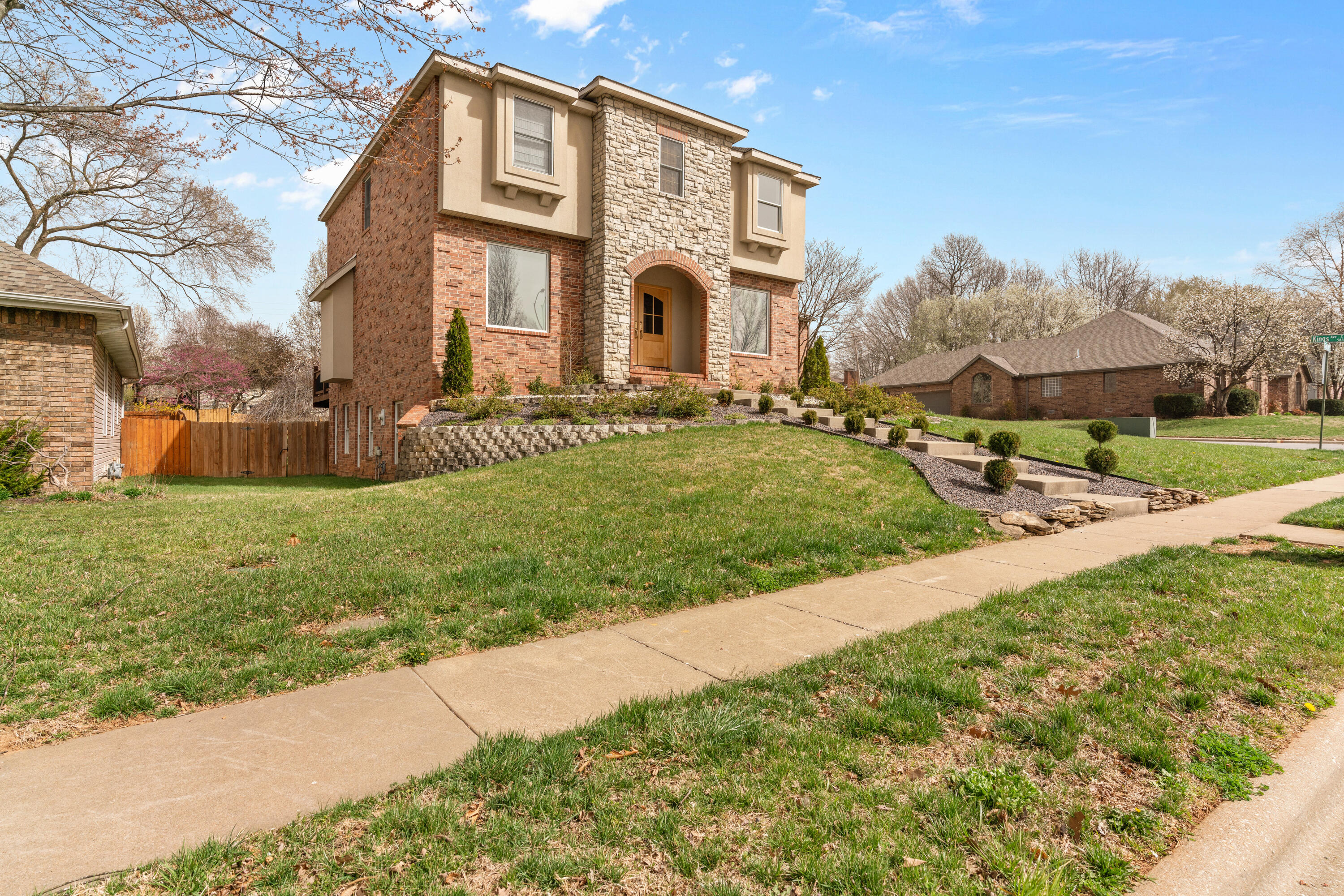 903 East Gaslight Drive Property Photo 4