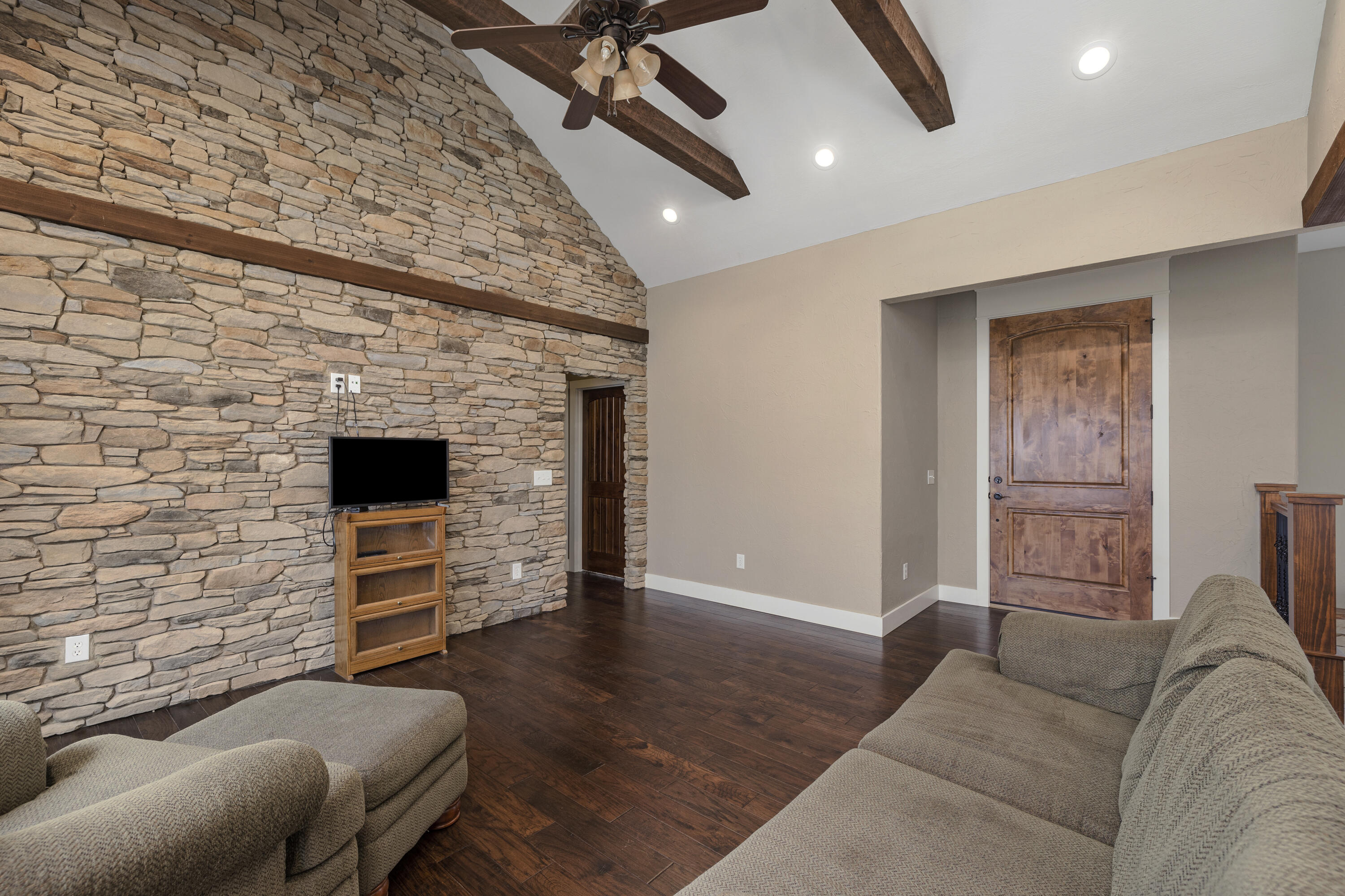 933 South Henry Avenue Property Photo 7