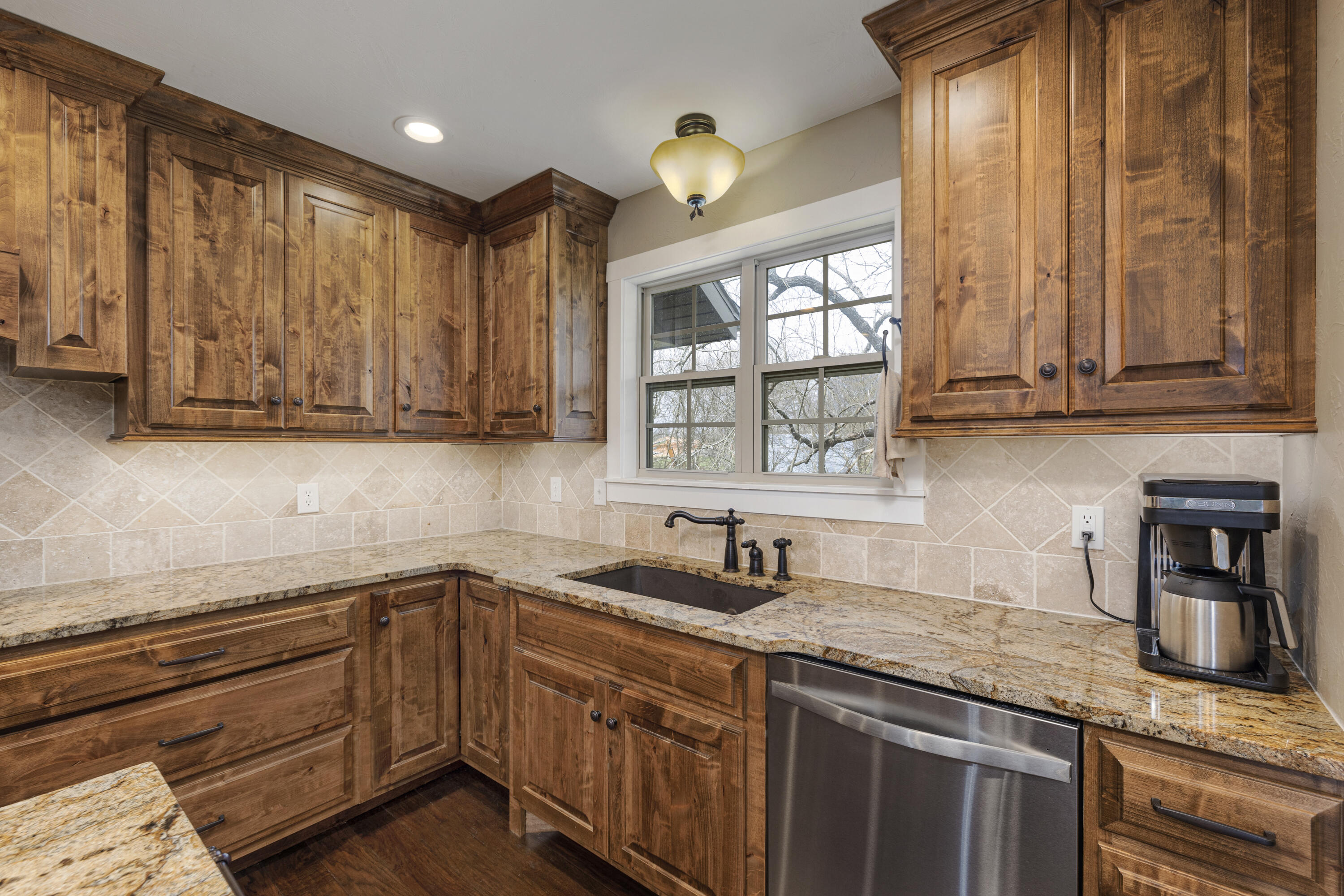933 South Henry Avenue Property Photo 15