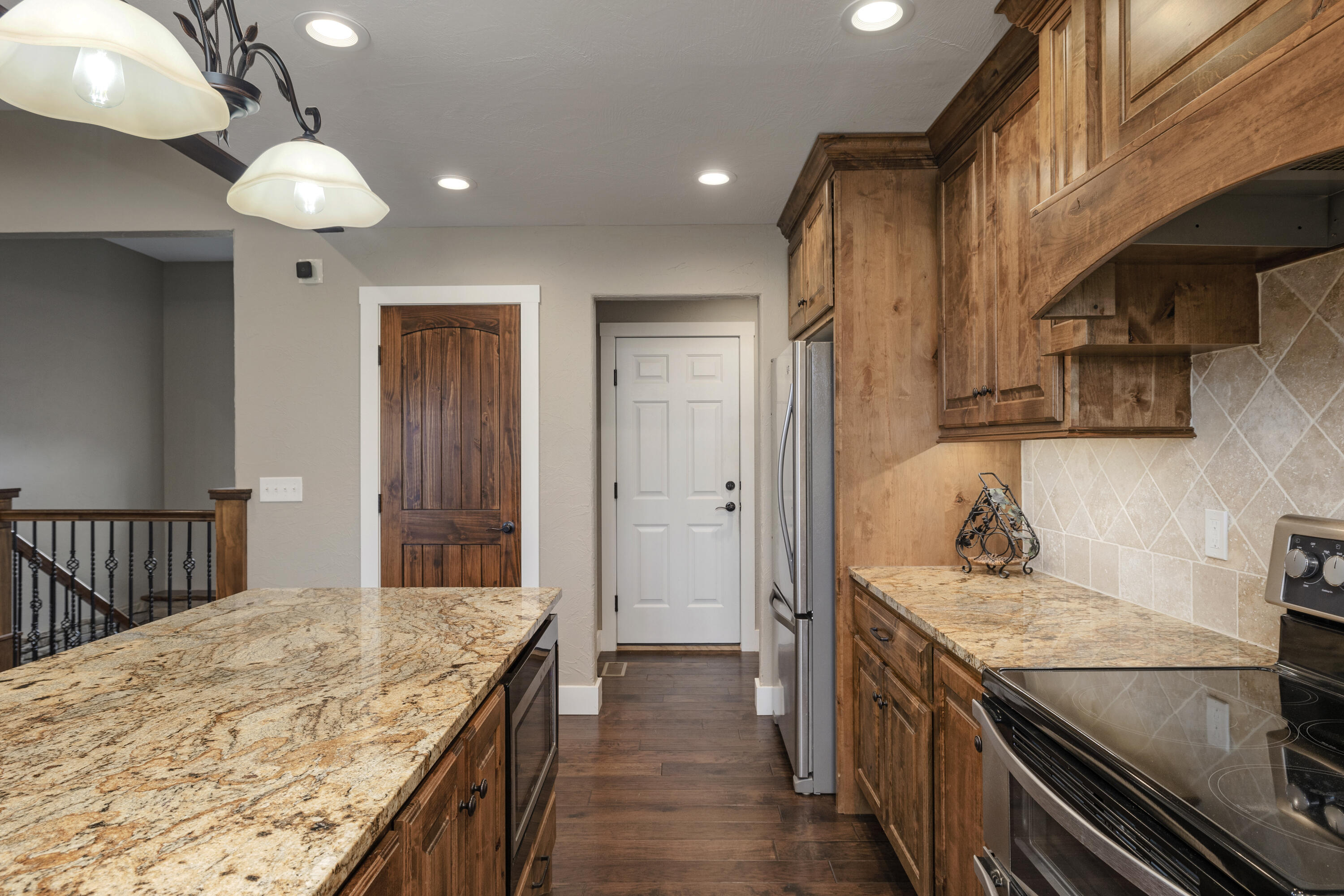 933 South Henry Avenue Property Photo 16