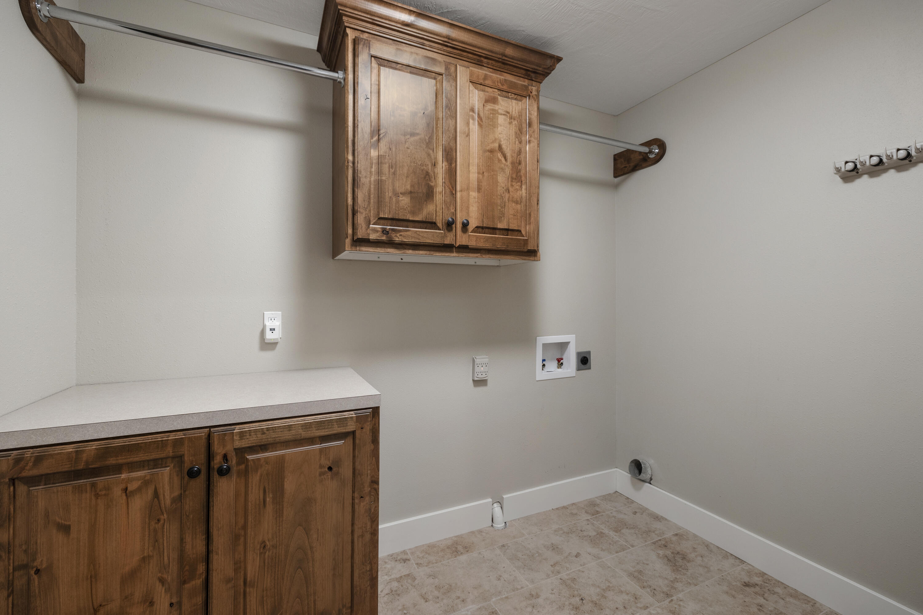 933 South Henry Avenue Property Photo 20
