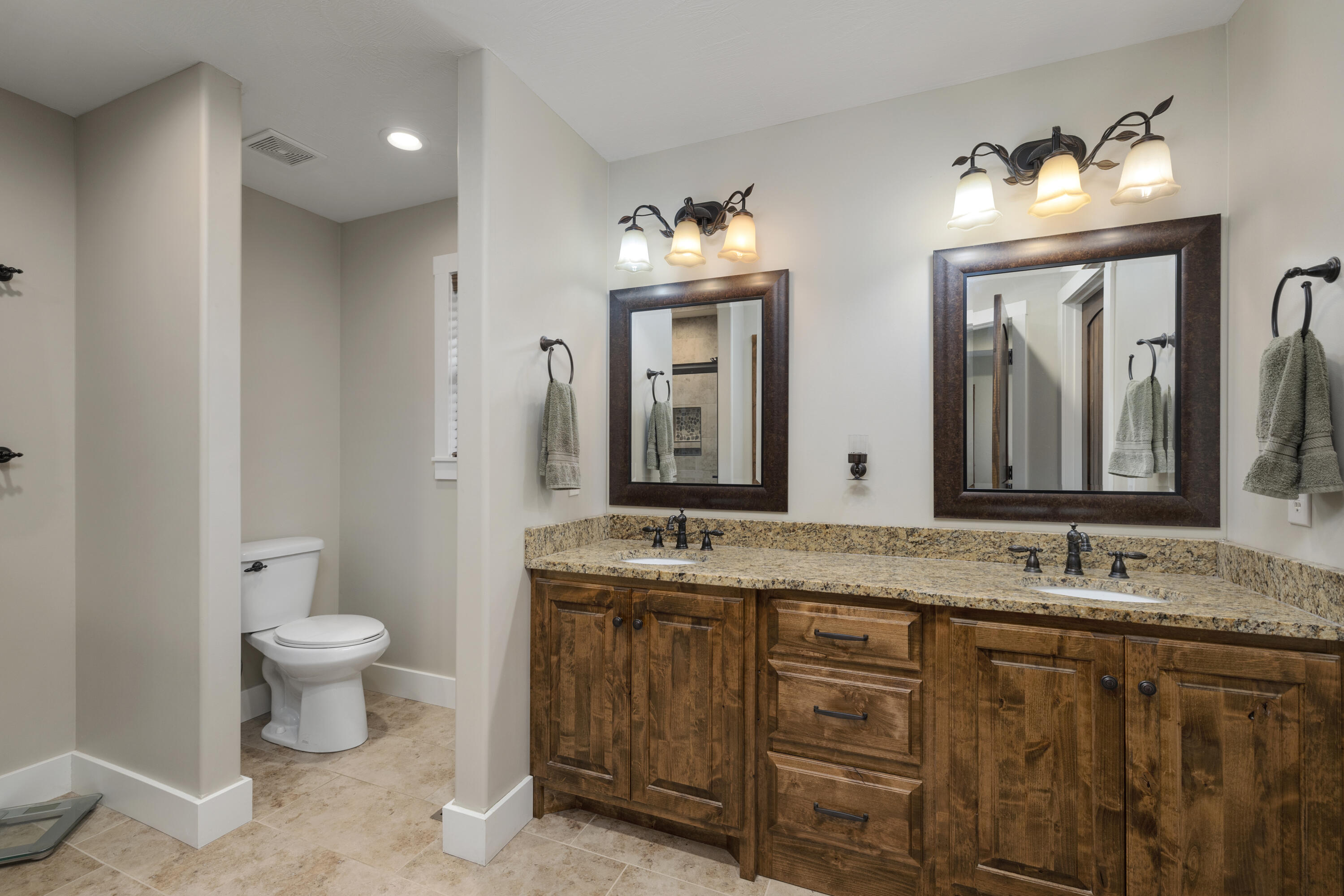 933 South Henry Avenue Property Photo 24