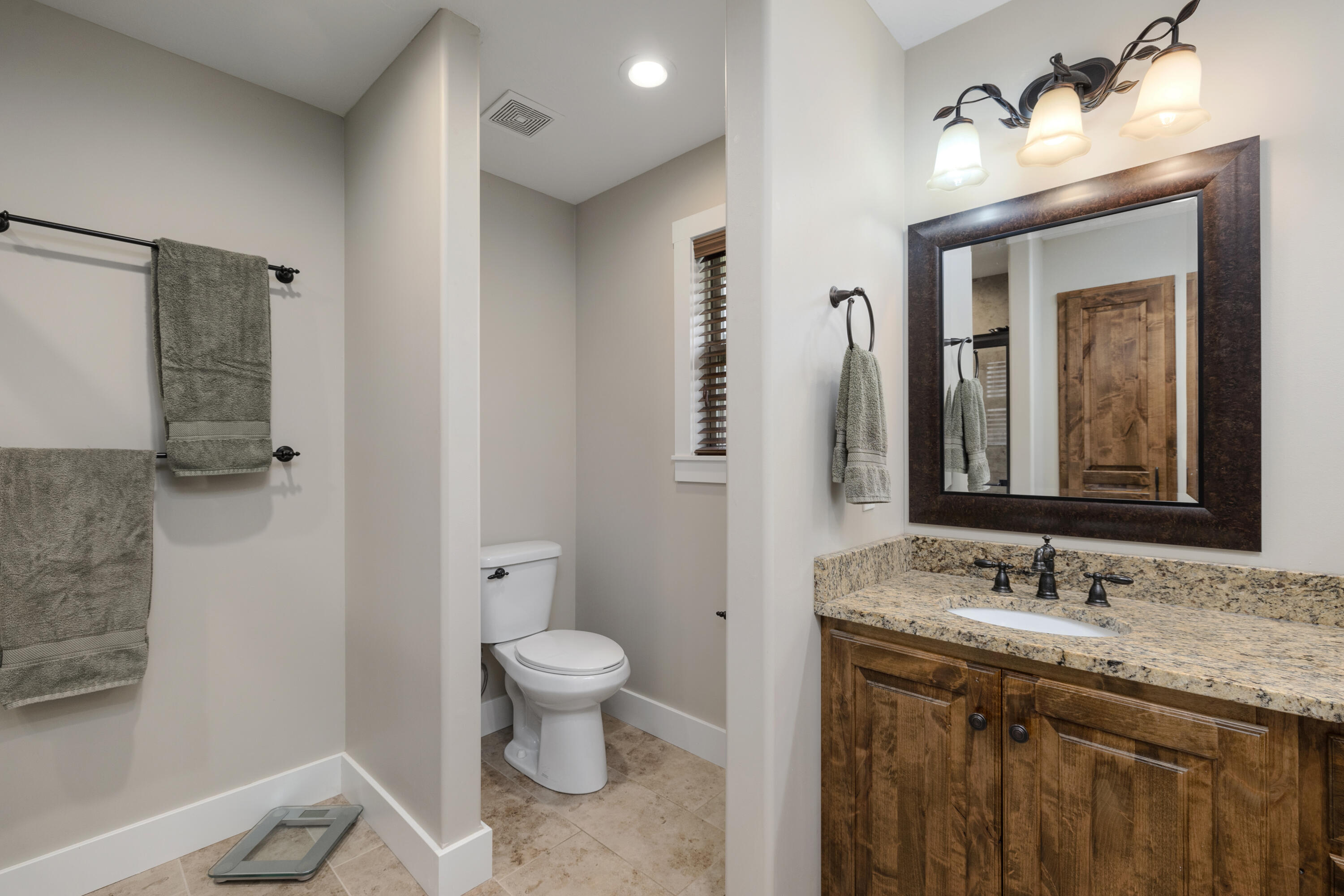 933 South Henry Avenue Property Photo 28
