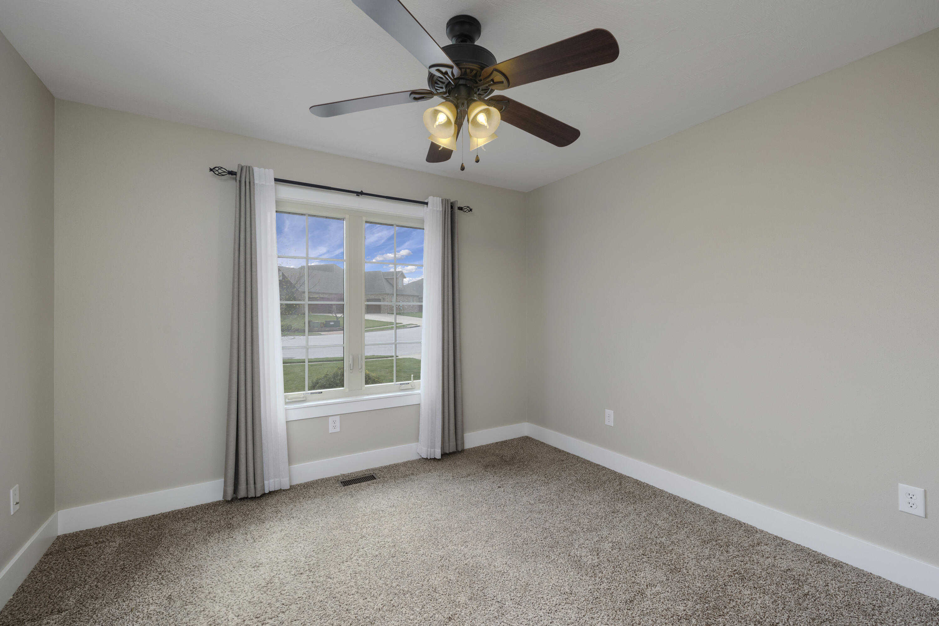 933 South Henry Avenue Property Photo 31