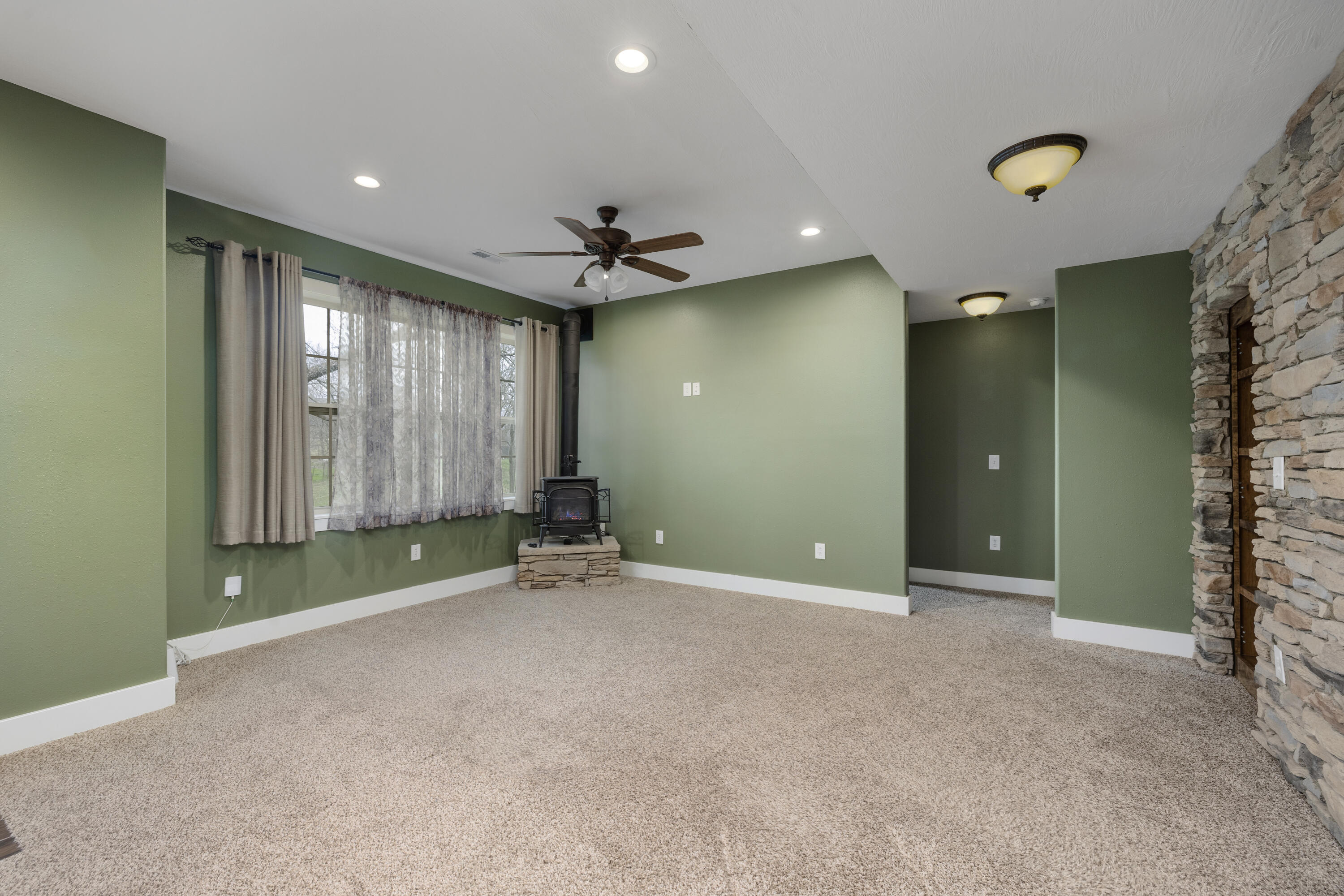 933 South Henry Avenue Property Photo 50