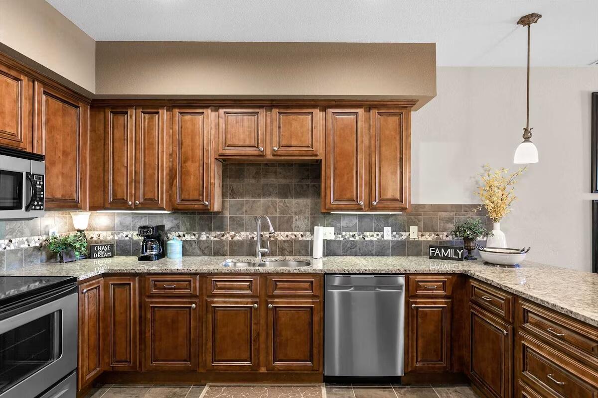 201 Prairie Dunes Drive Property Photo 6