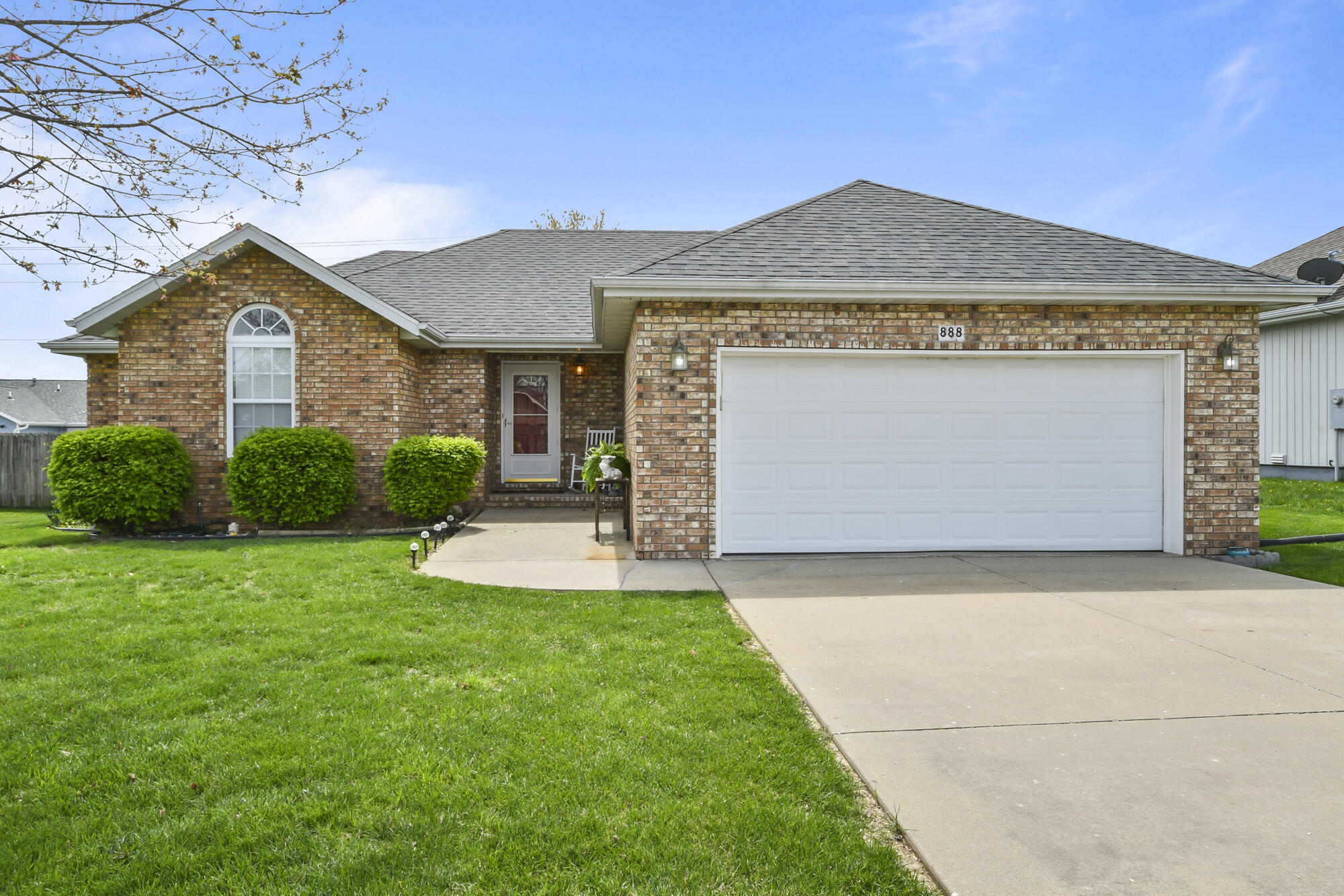 888 West Crestwood Street Property Photo