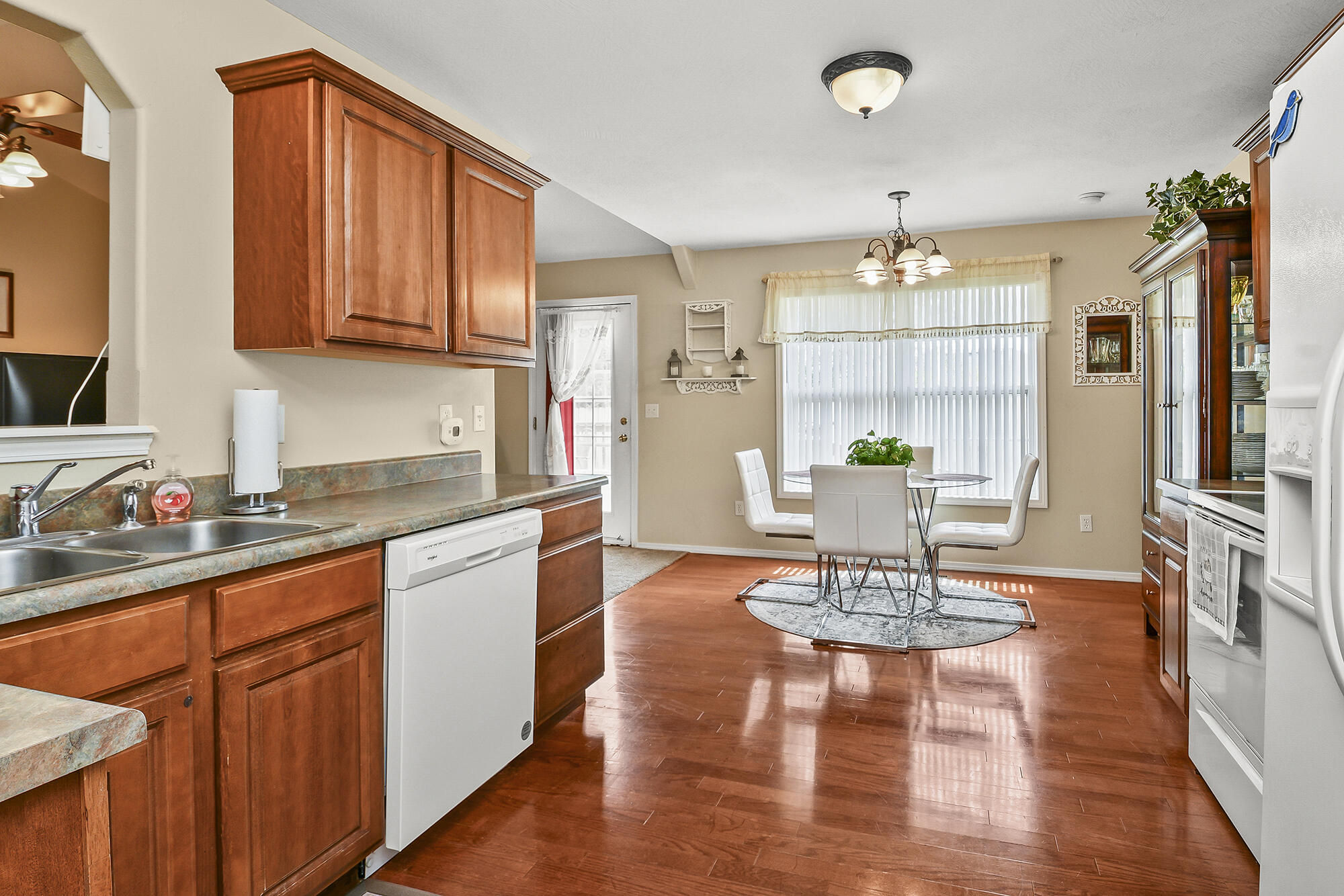 888 West Crestwood Street Property Photo 12