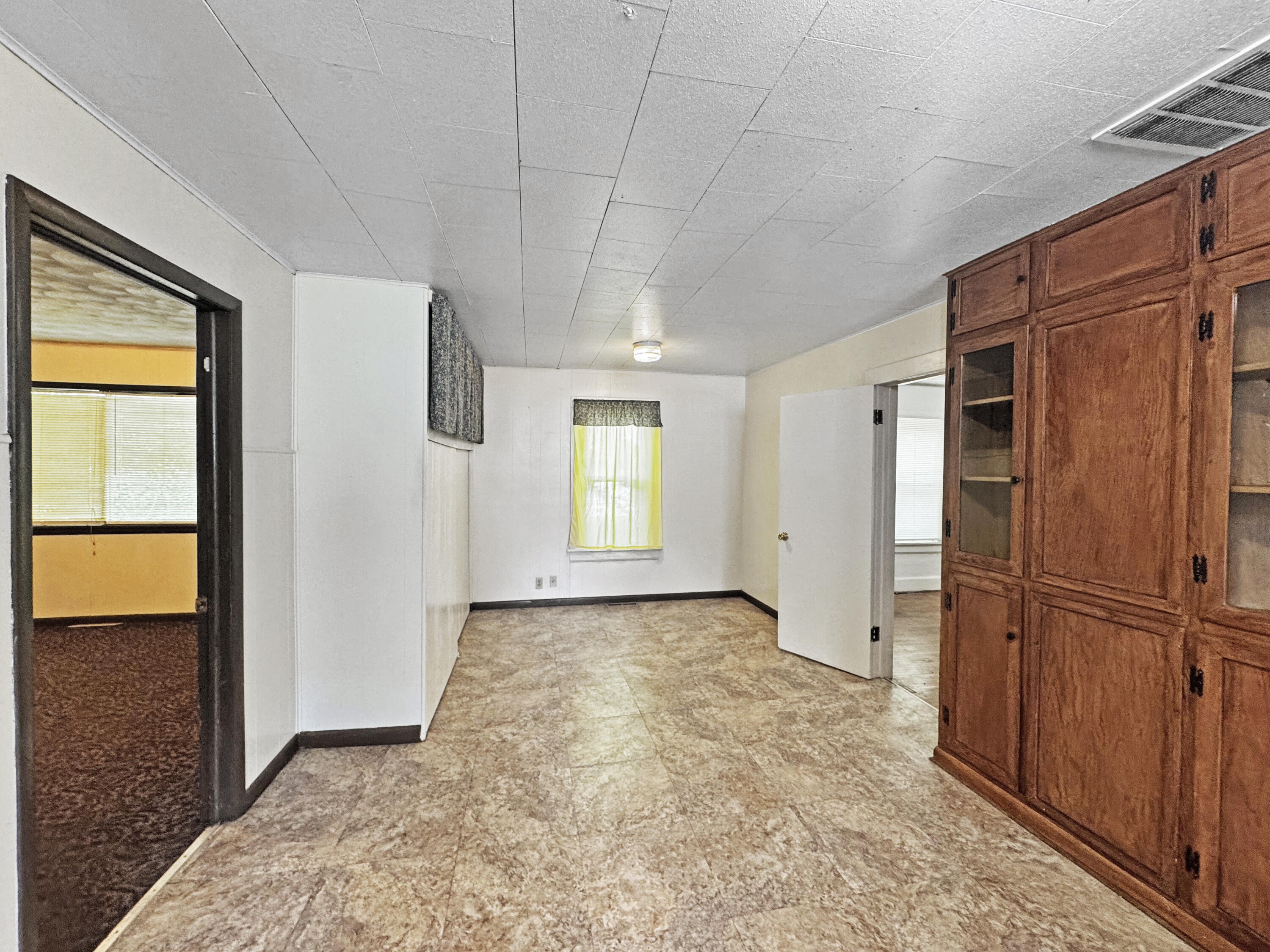 2601 North Howard Avenue Property Photo 4