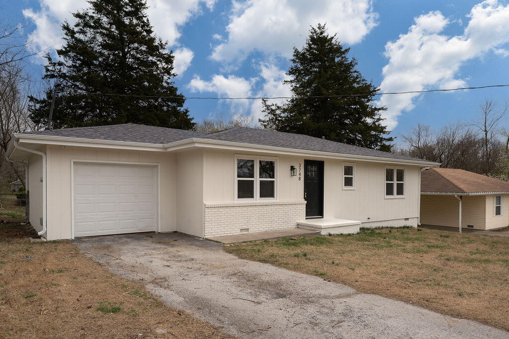 3748 South Elmview Avenue Property Photo 2