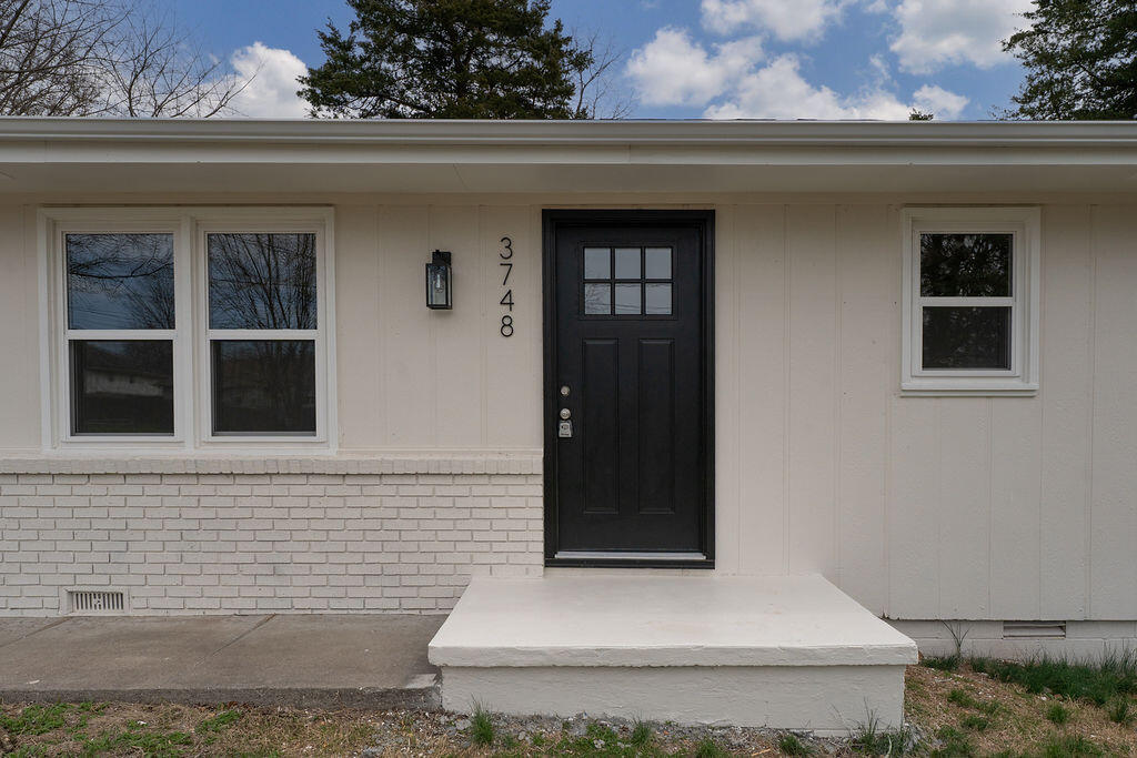 3748 South Elmview Avenue Property Photo 4