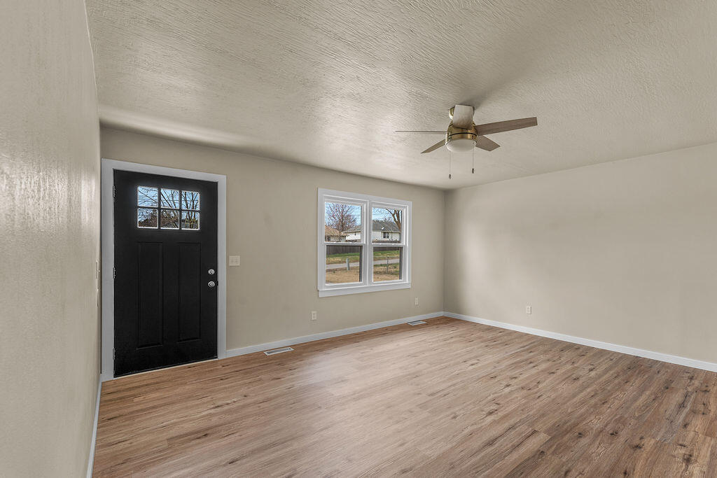 3748 South Elmview Avenue Property Photo 5