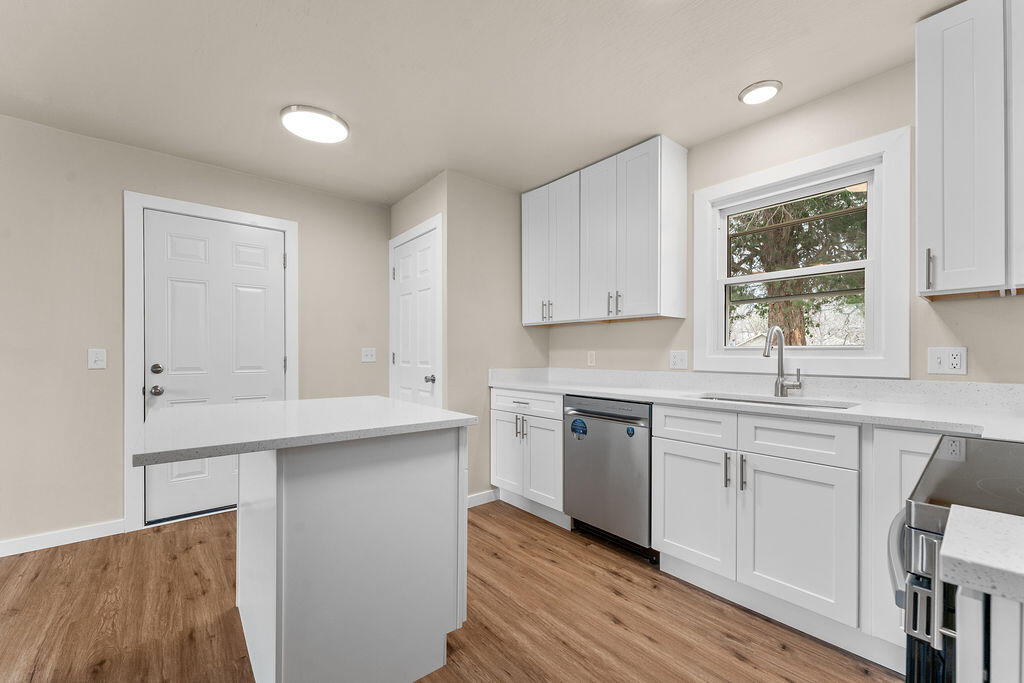 3748 South Elmview Avenue Property Photo 9
