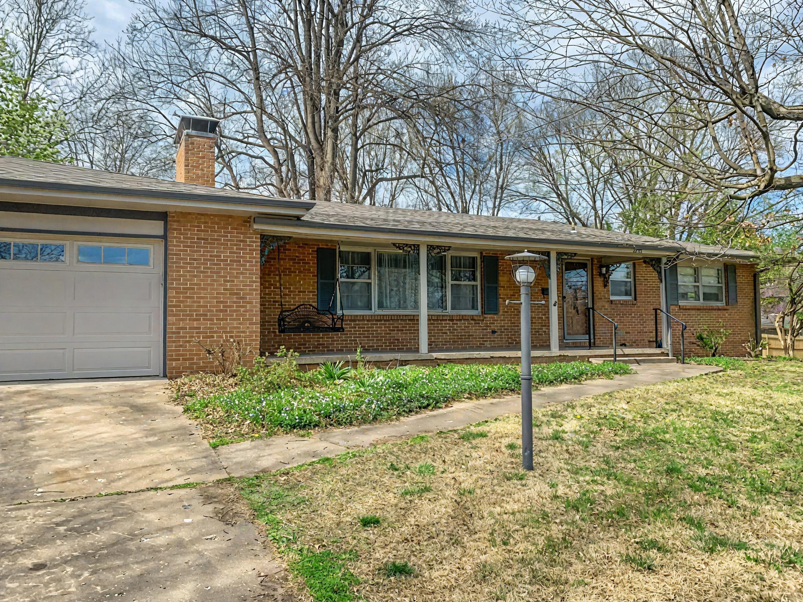 2733 East Glenwood Street Property Photo 1